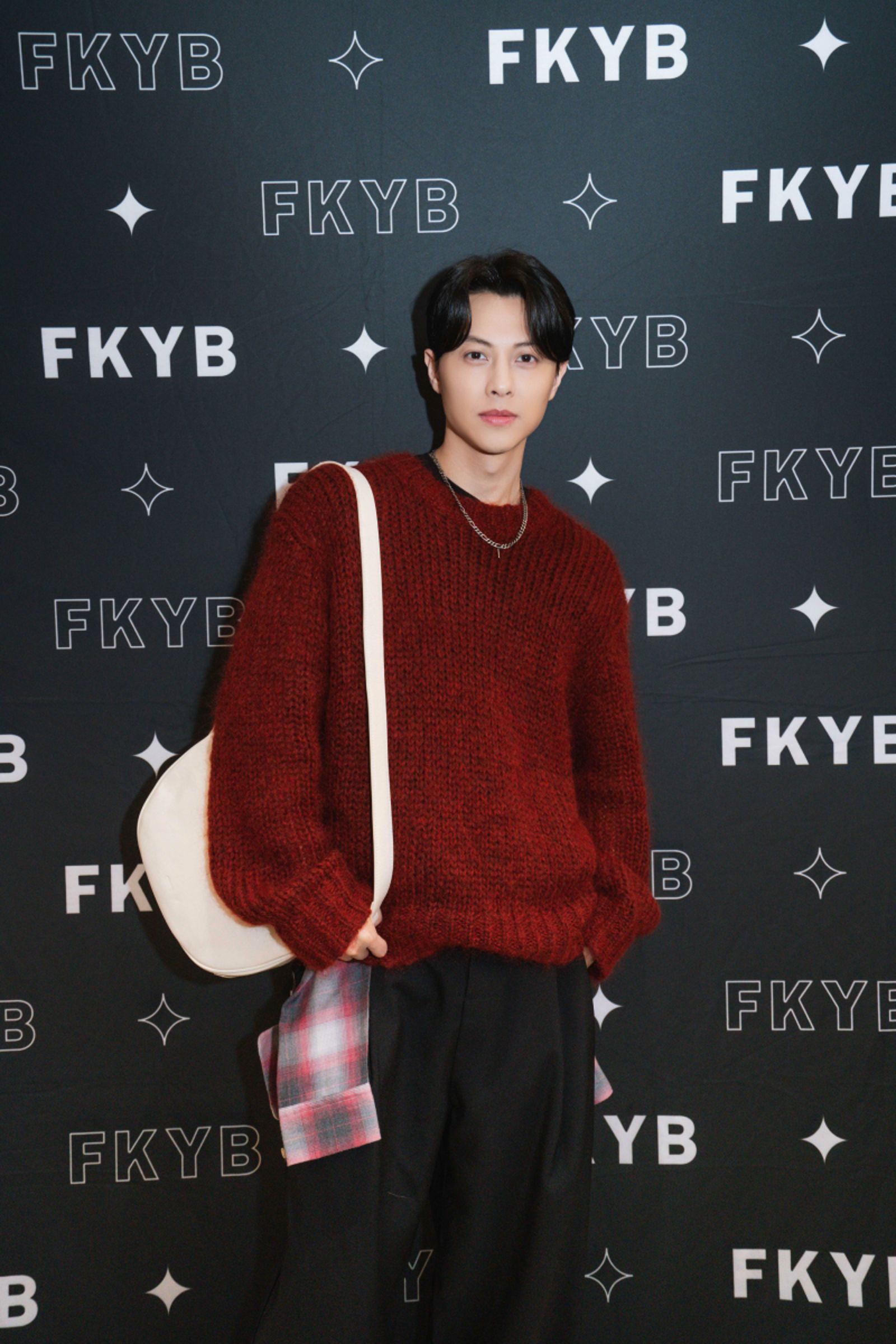 雙喜臨門！王子邱勝翊奪金鐘後首露面，副業品牌再展店。FKYB提供