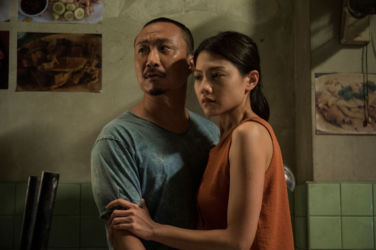 鄭中基（左）、 周秀娜（右）《阿龍》劇照。華映娛樂提供