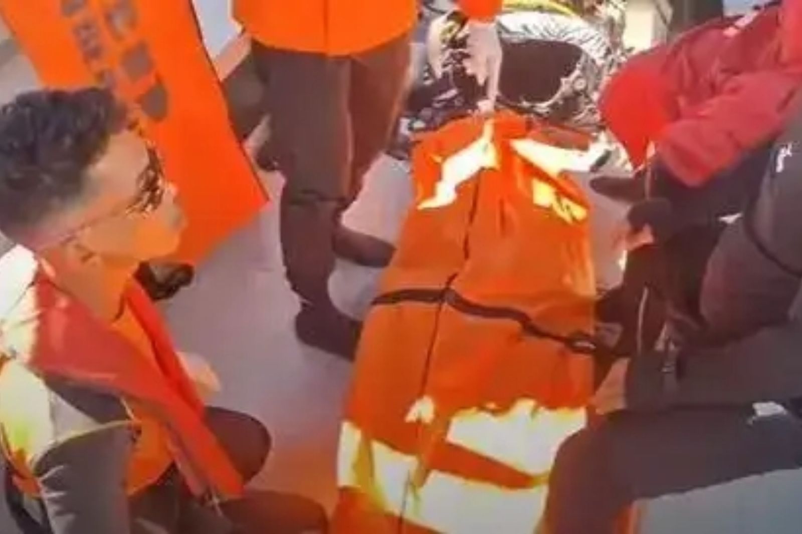 張女遺體被打撈上岸。圖／微博