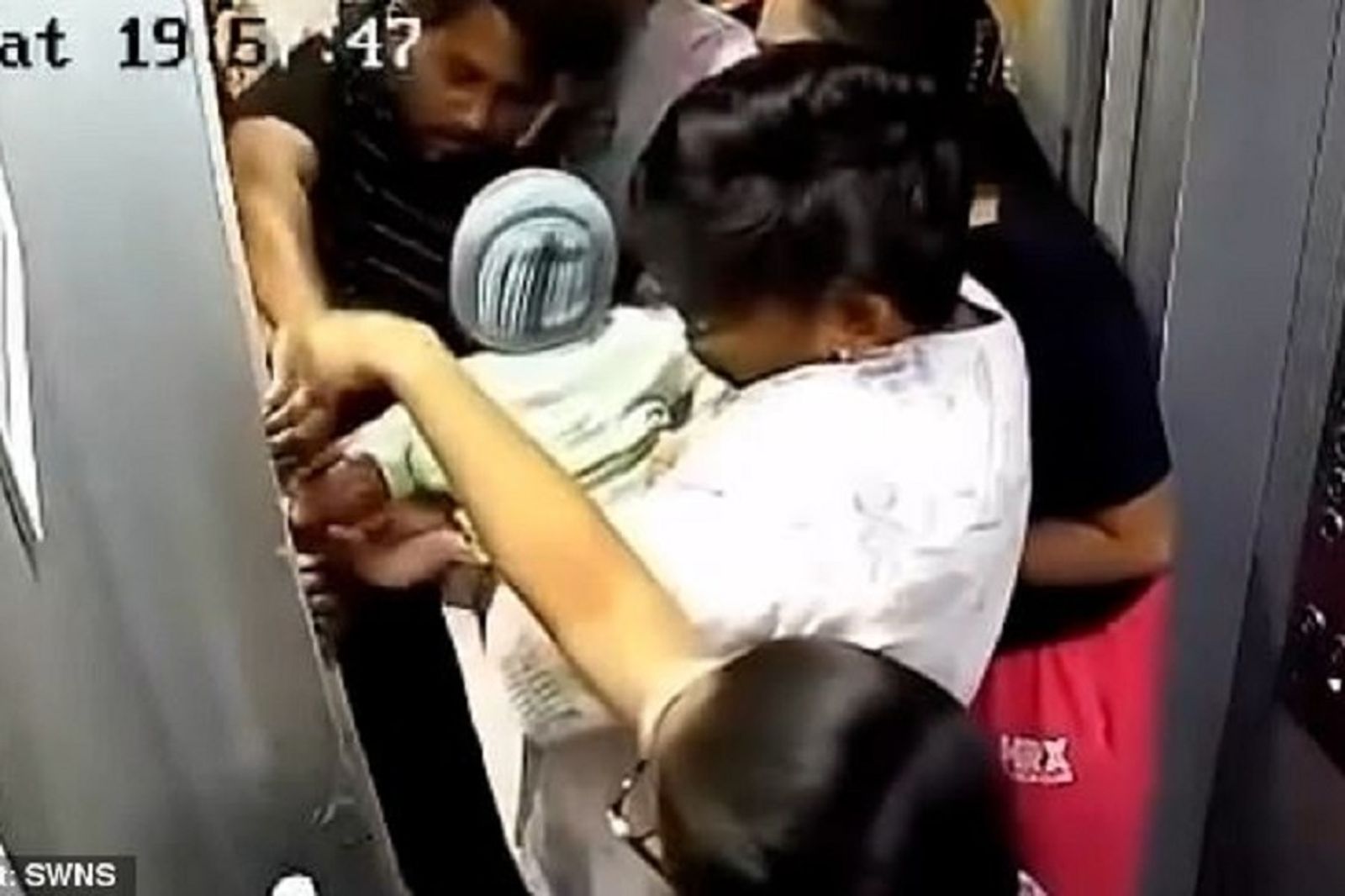 帶嬰兒搭電梯要注意！小手手被門「吃進去」　眾人奮鬥2分鐘營救