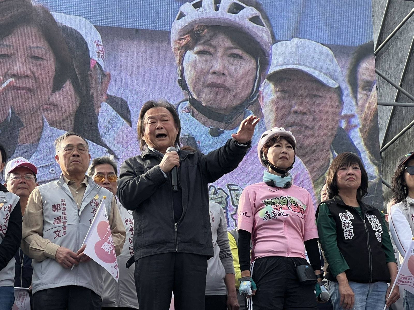 陳亭妃鐵馬行回到政治起點　王世堅不忍她孤軍奮戰開金嗓力挺