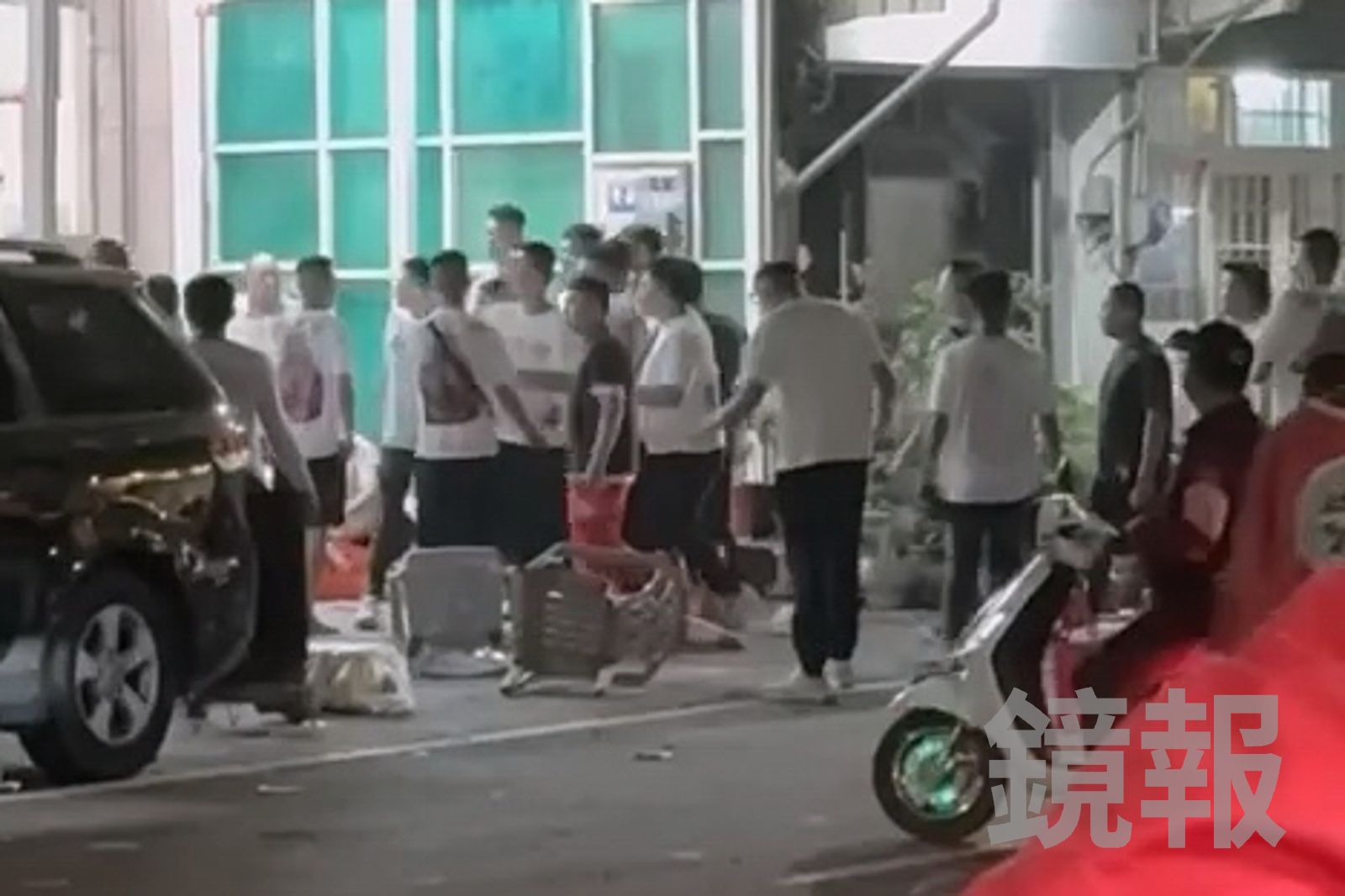 大批白衣男子闖入民宅狂砸物品還打人，暴力行為引發民眾側目，民眾提供