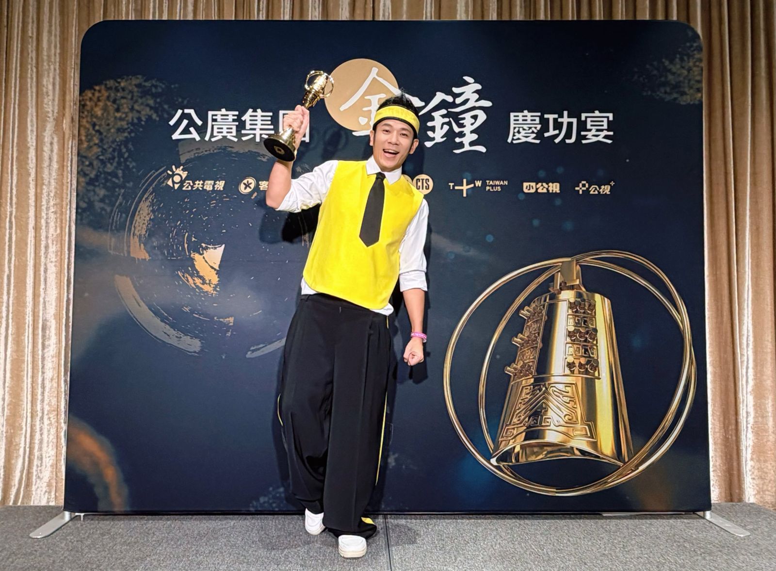 香蕉哥哥因颱風攪亂行程,無奈缺席金鐘獎頒獎典禮,深夜趕赴慶功宴秀出他為典禮打造的服裝。圖/翻攝自香蕉哥哥臉書