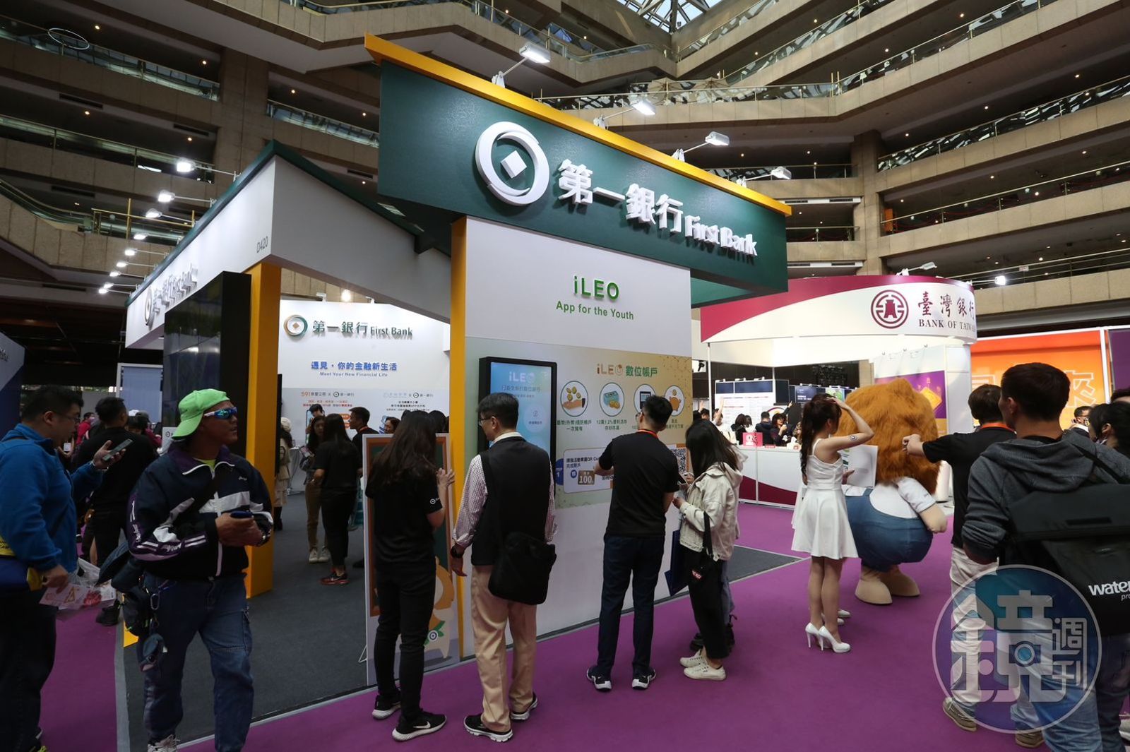 涉勾結詐團助開3人頭戶　一銀女副理80萬交保