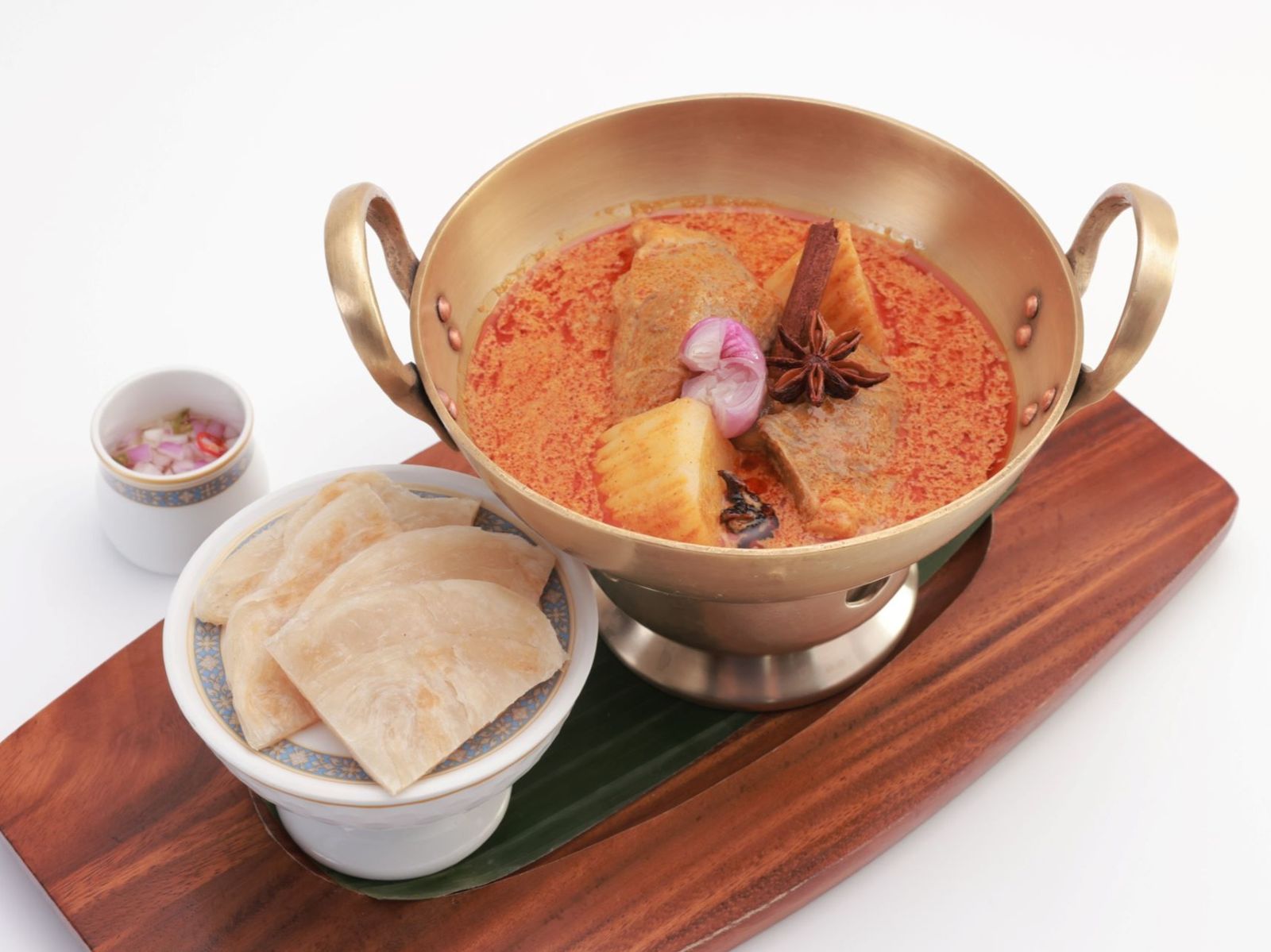榮獲CNN全球50大美食冠軍的「瑪莎曼羊肉咖哩」,以澳洲羊膝燉煮入味,充滿濃郁咖哩香。(台北遠東香格里拉供圖)