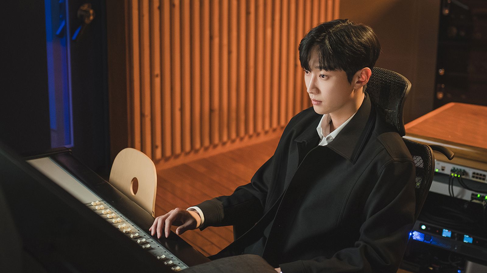 振永飾演娛樂公司的理事及天才製作人「丹尼爾」。中天娛樂台提供