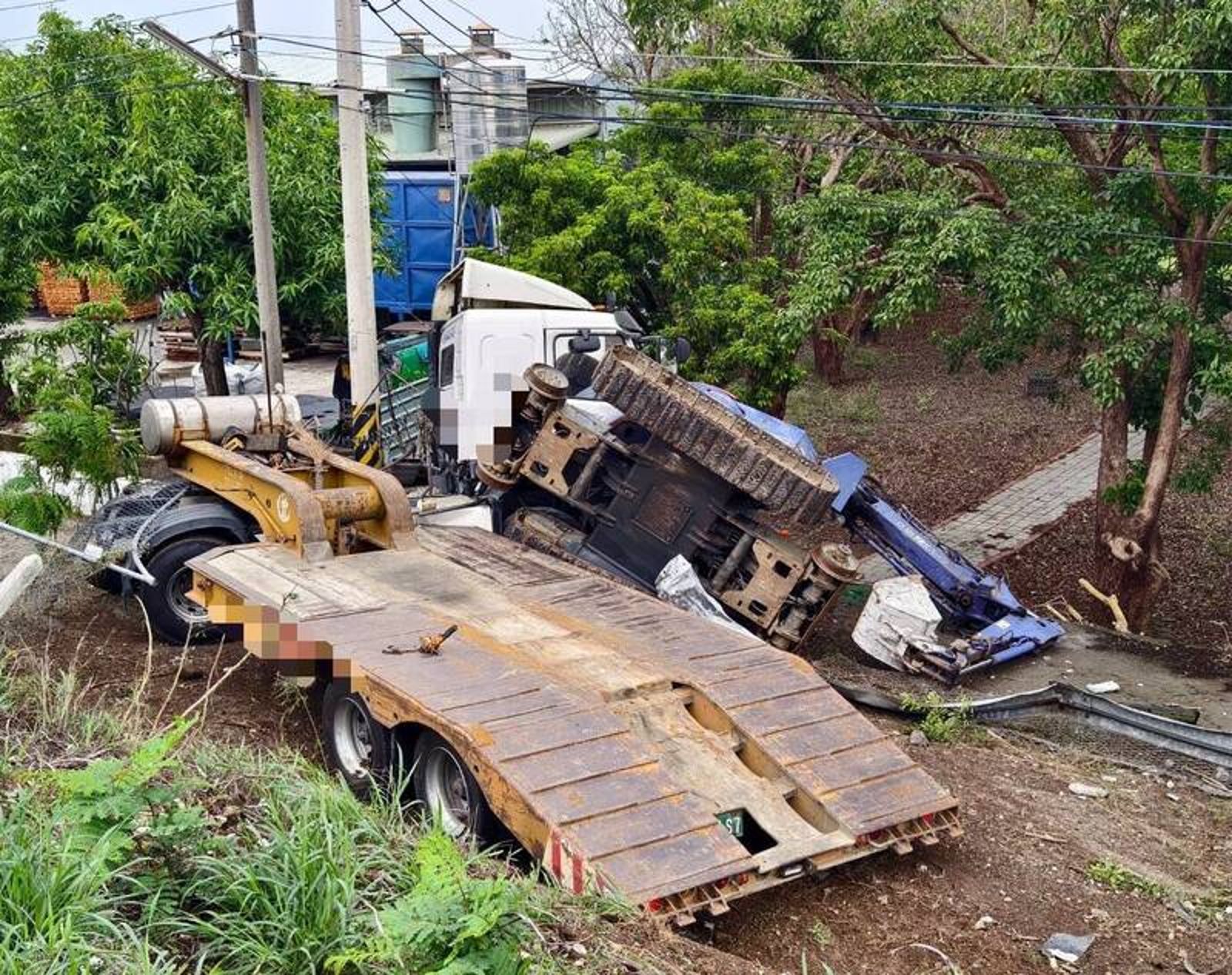 清明收假驚魂！拖板車爆胎衝落邊坡　國一北上嘉義段回堵7公里