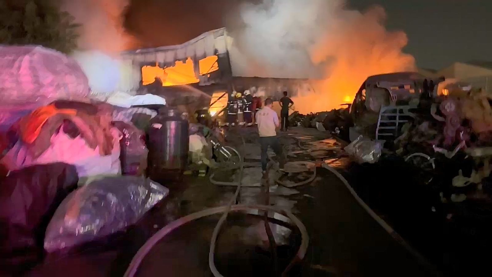 台南廢五金廠晚間傳惡火「鐵皮全面燃燒」 1移工受困生死未卜