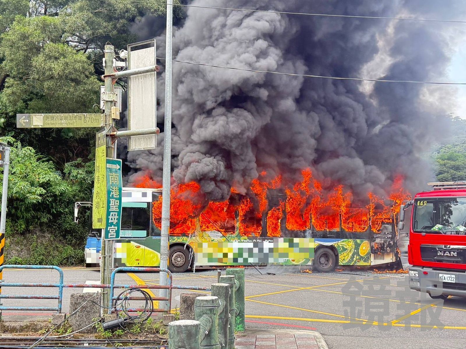 北市公車開到一半「燒成火球」司機跳車 黑煙狂竄延燒路邊2轎車
