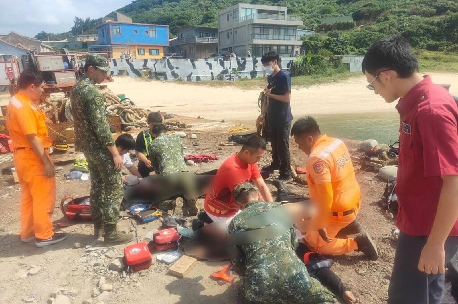 3名工人被救出時已無呼吸心跳,救難人員緊急施以CPR急救。圖/翻攝畫面
