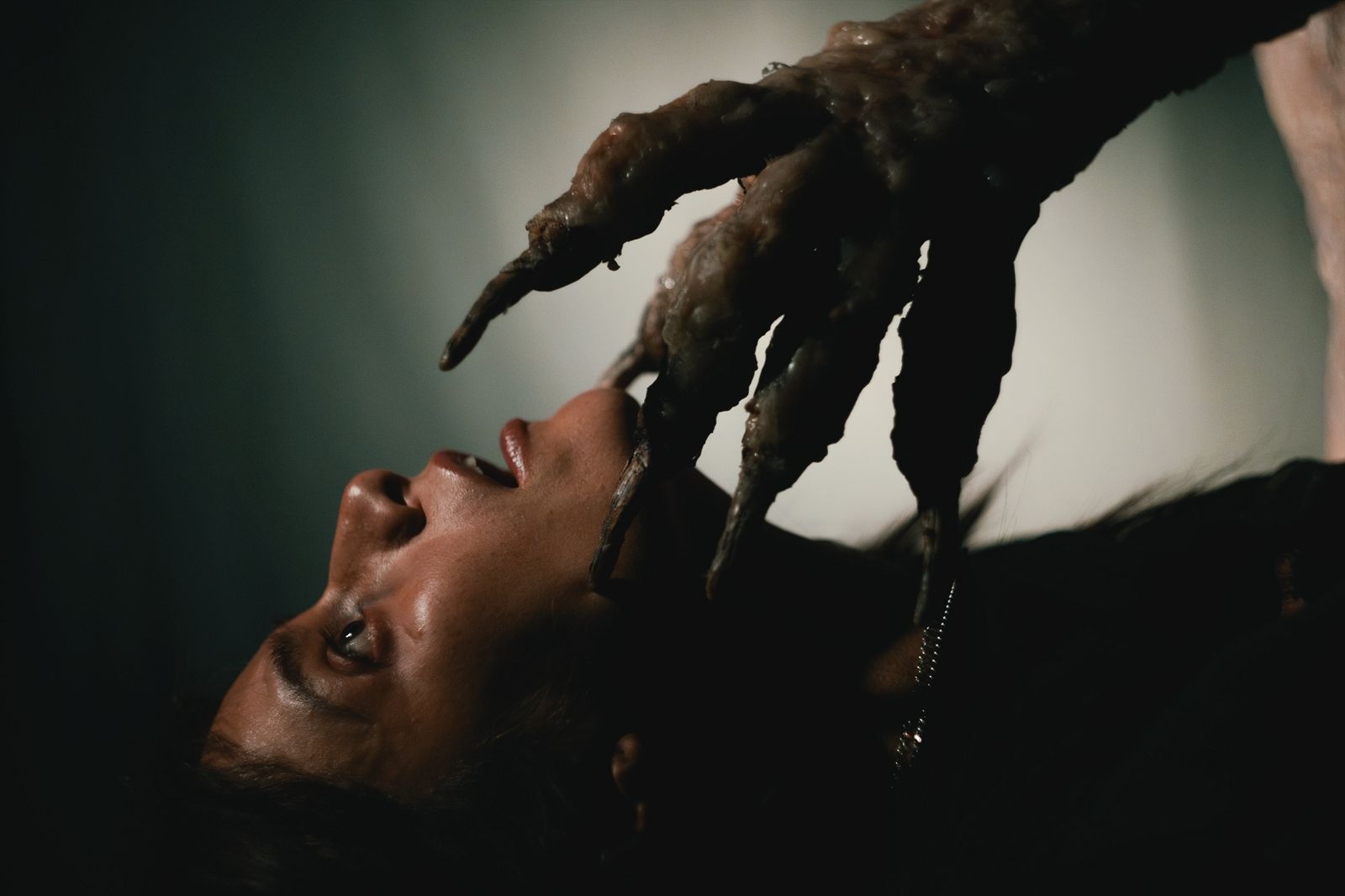 誤喚邪靈畫作砸落!《鬼追蹤》封存凶宅實拍 劇組驚曝「8小時淨化」壓不住