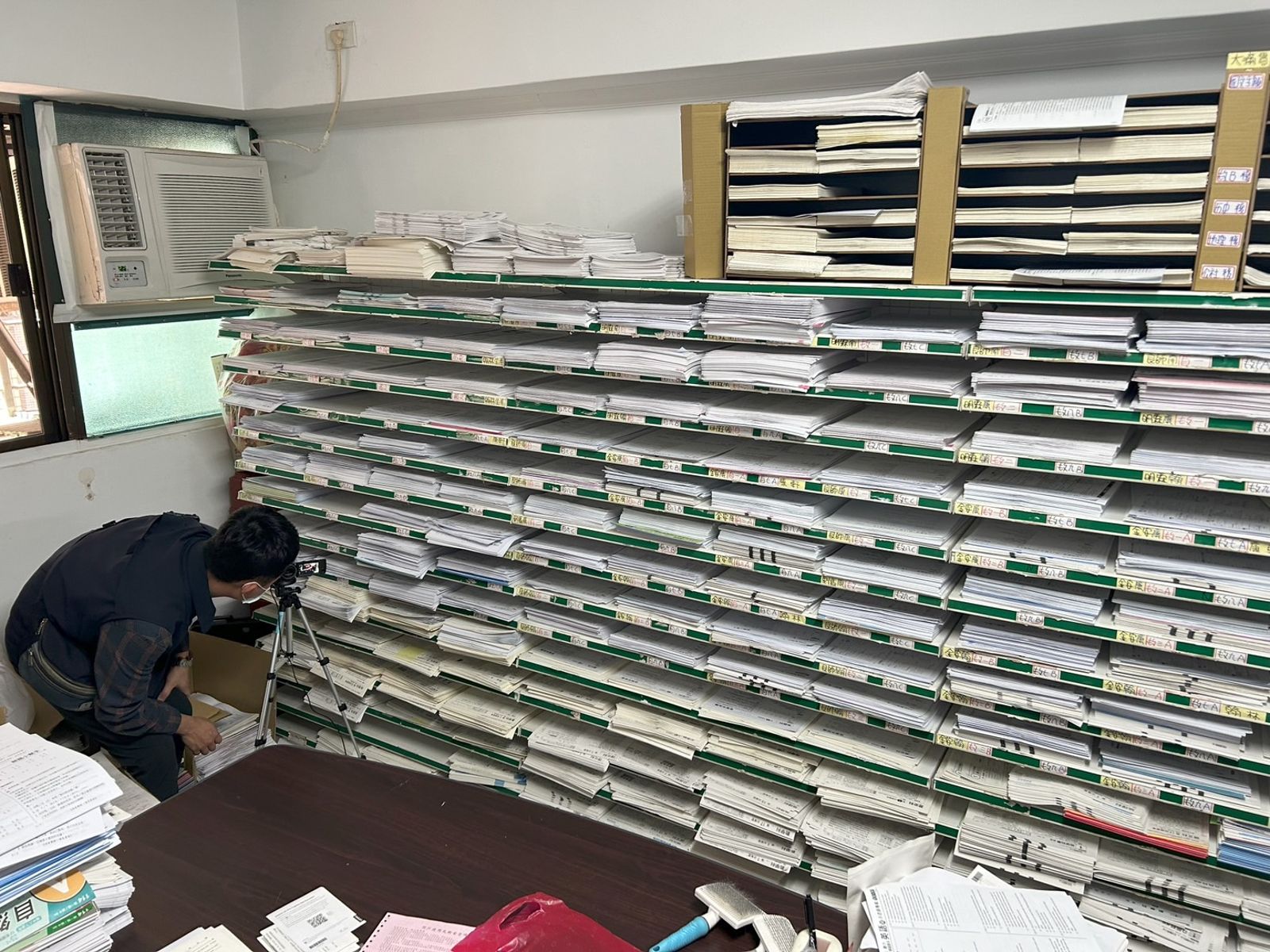 全台最大盜版教材被抄！補教師一家三口侵權180億　國小到高中試卷全遭扣