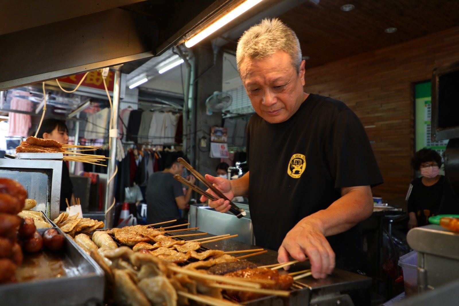 「廖家黑輪」在三民市場開業超過一甲子,目前由第二代廖家兄弟輪流顧攤,不論誰顧攤都一樣好吃。圖/鏡週刊提供