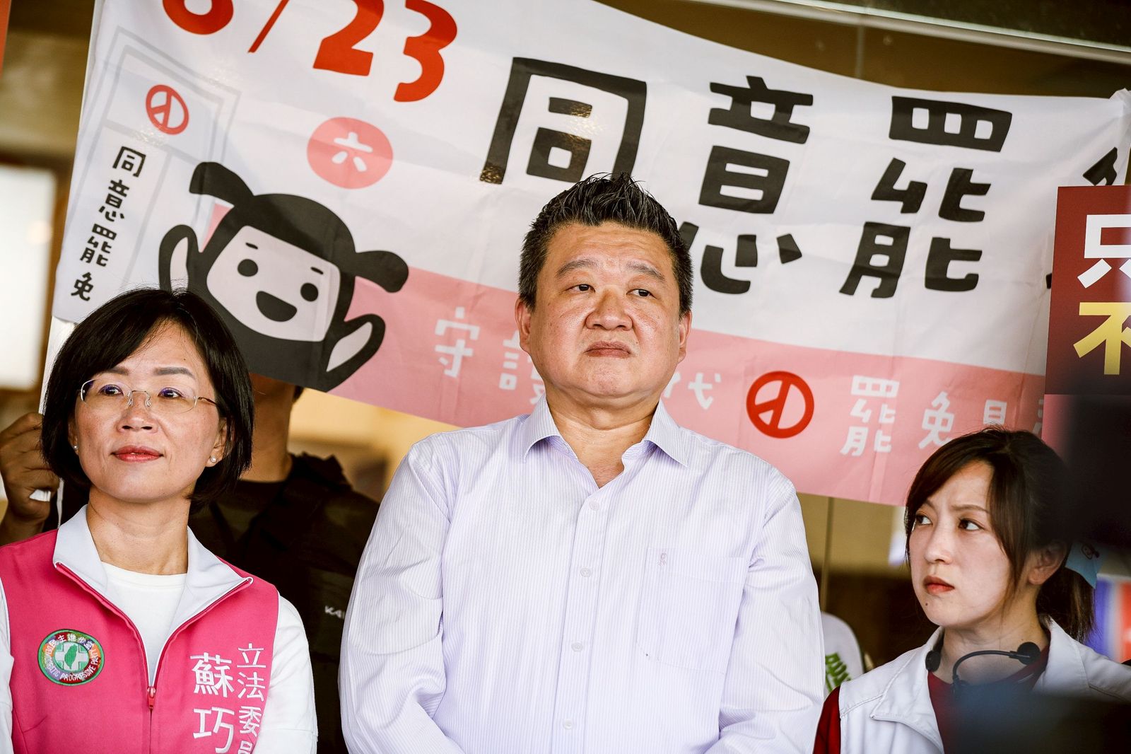 力催823罷免票！何博文首站赴新店「拔羅波」：百萬雄兵走入基層