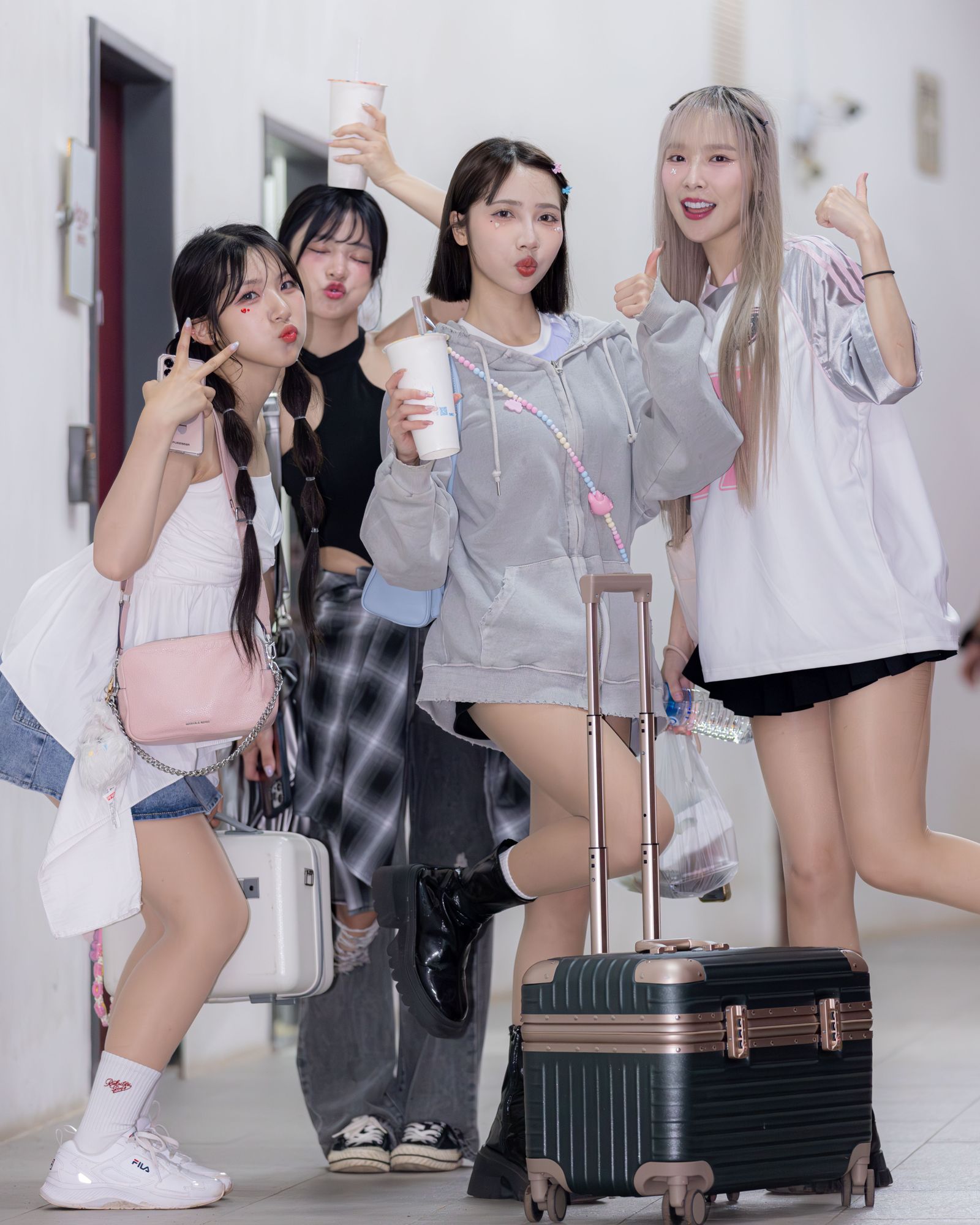 廉世彬（左起）、岱縈、彭彭和Rina。樂天桃猿提供