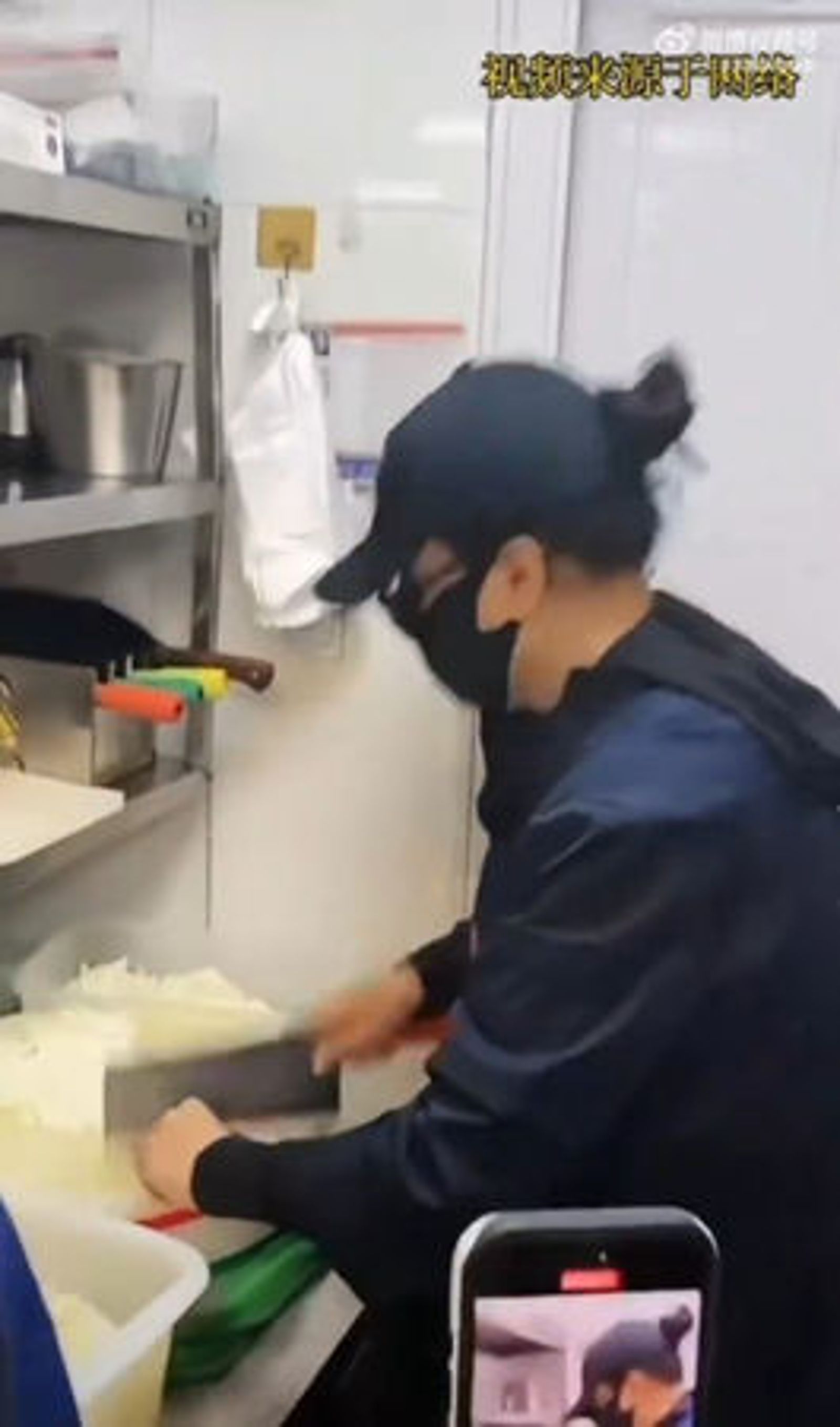 張蘭親自切菜。翻攝微博