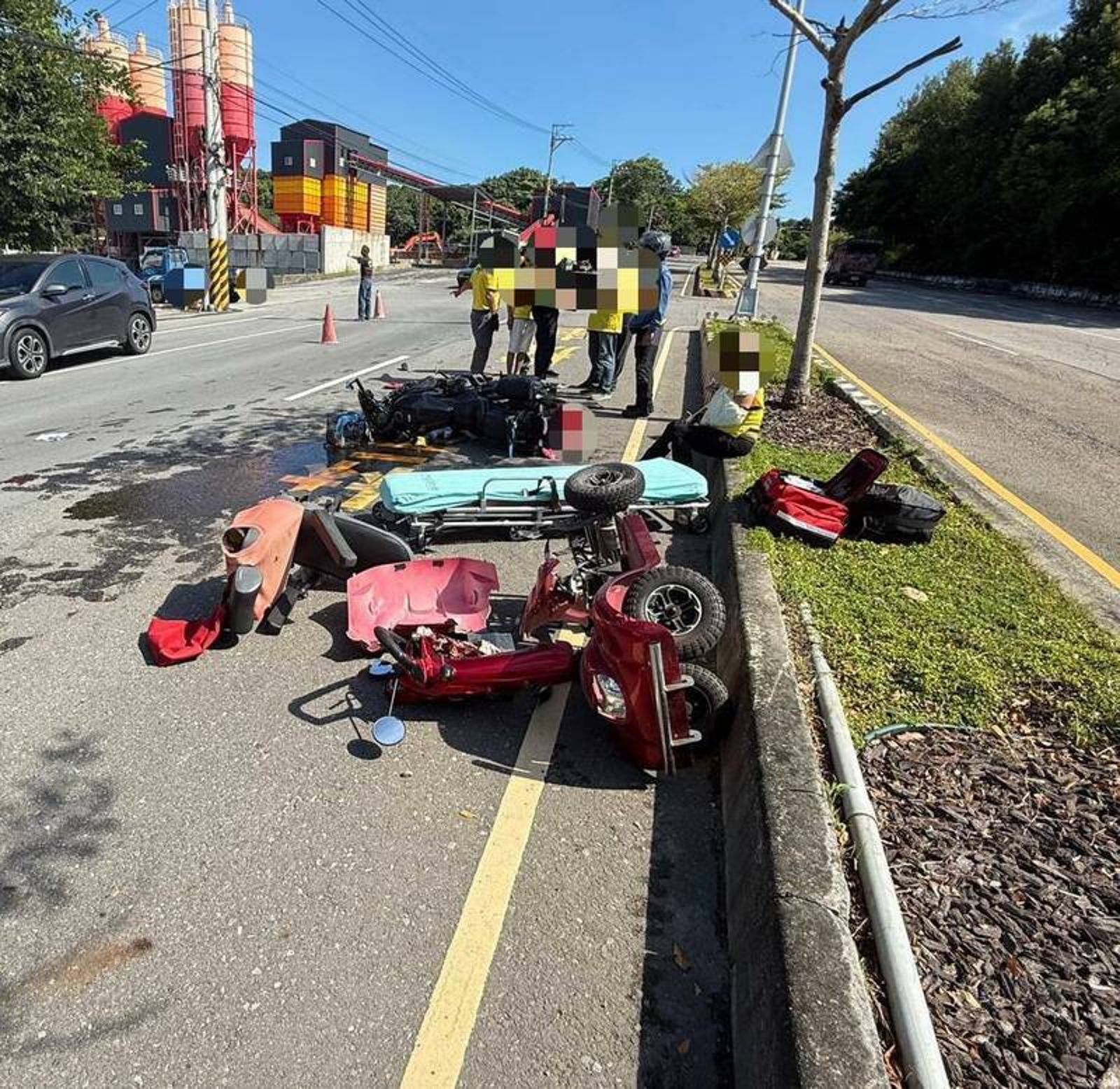 苗栗驚悚車禍　80歲嬤代步車左轉遭重機撞飛　搶救不治亡