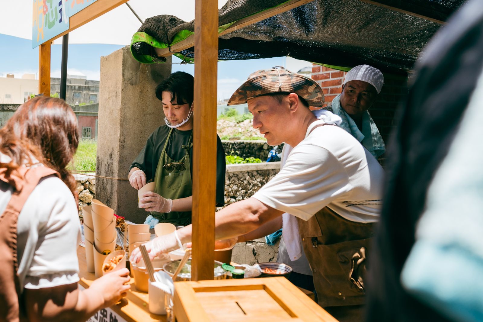 《歐吉桑騎士》李銘忠(右起)、施名帥與李銘順(後)聯手經營快閃店。公視提供