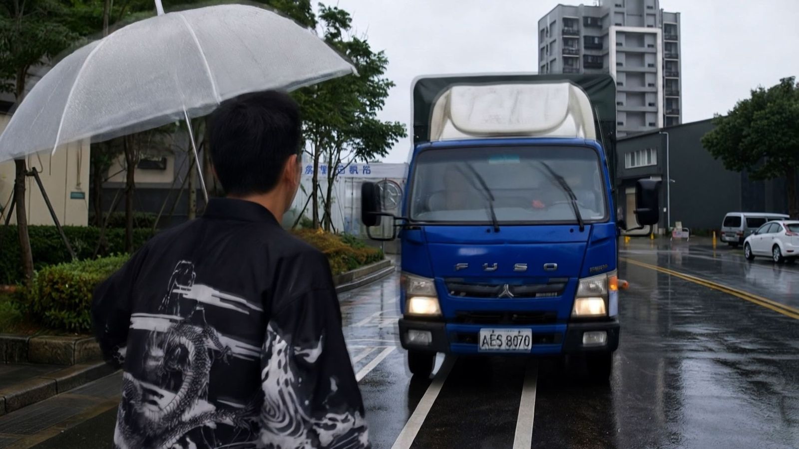 《豆腐媽媽》導入AI技術與動畫特效拍攝撞車戲,大幅提升畫面張力,同時兼顧演員拍攝安全。民視提供