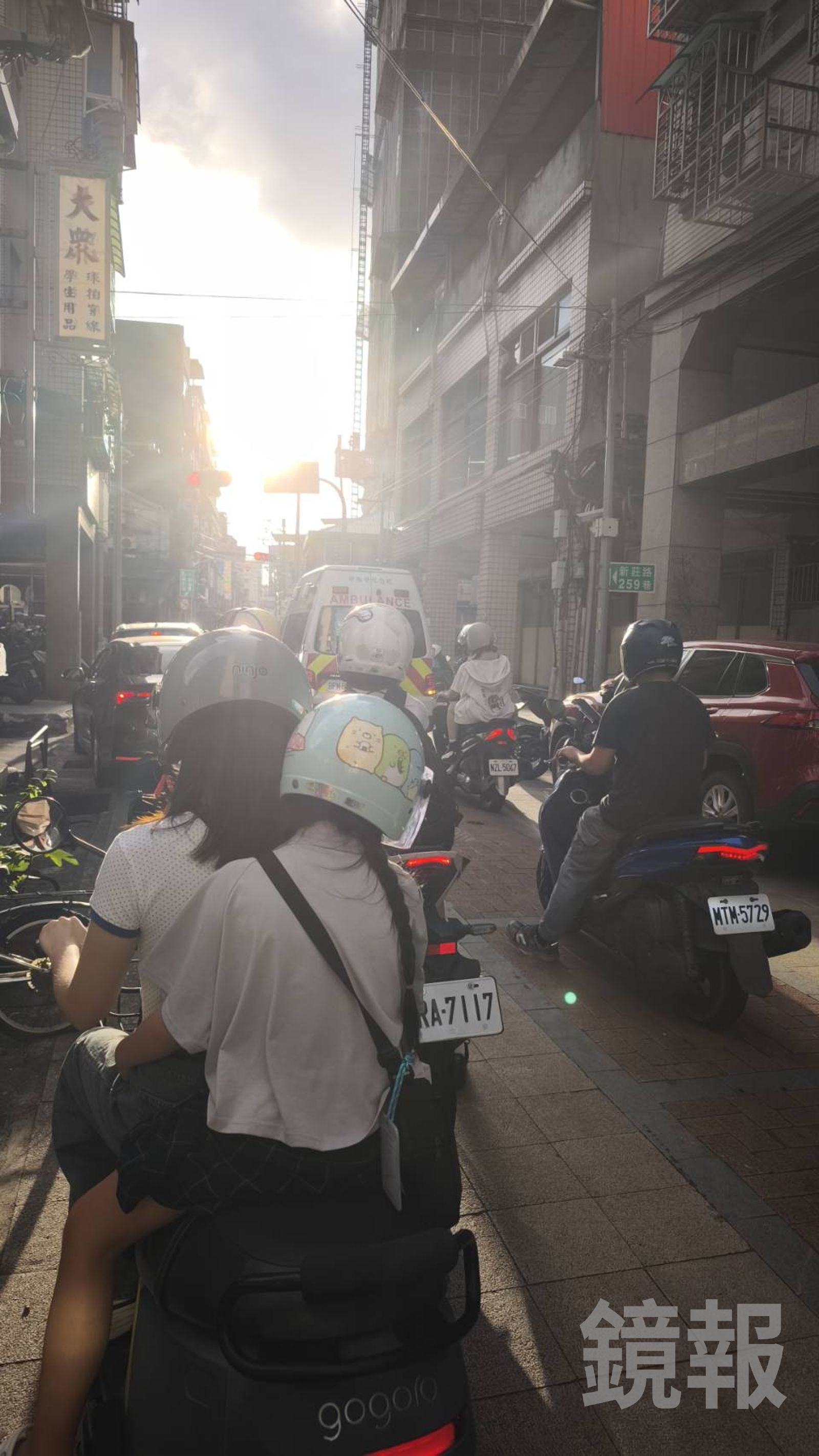 受到事故影響，後方車流嚴重回堵。翻攝畫面