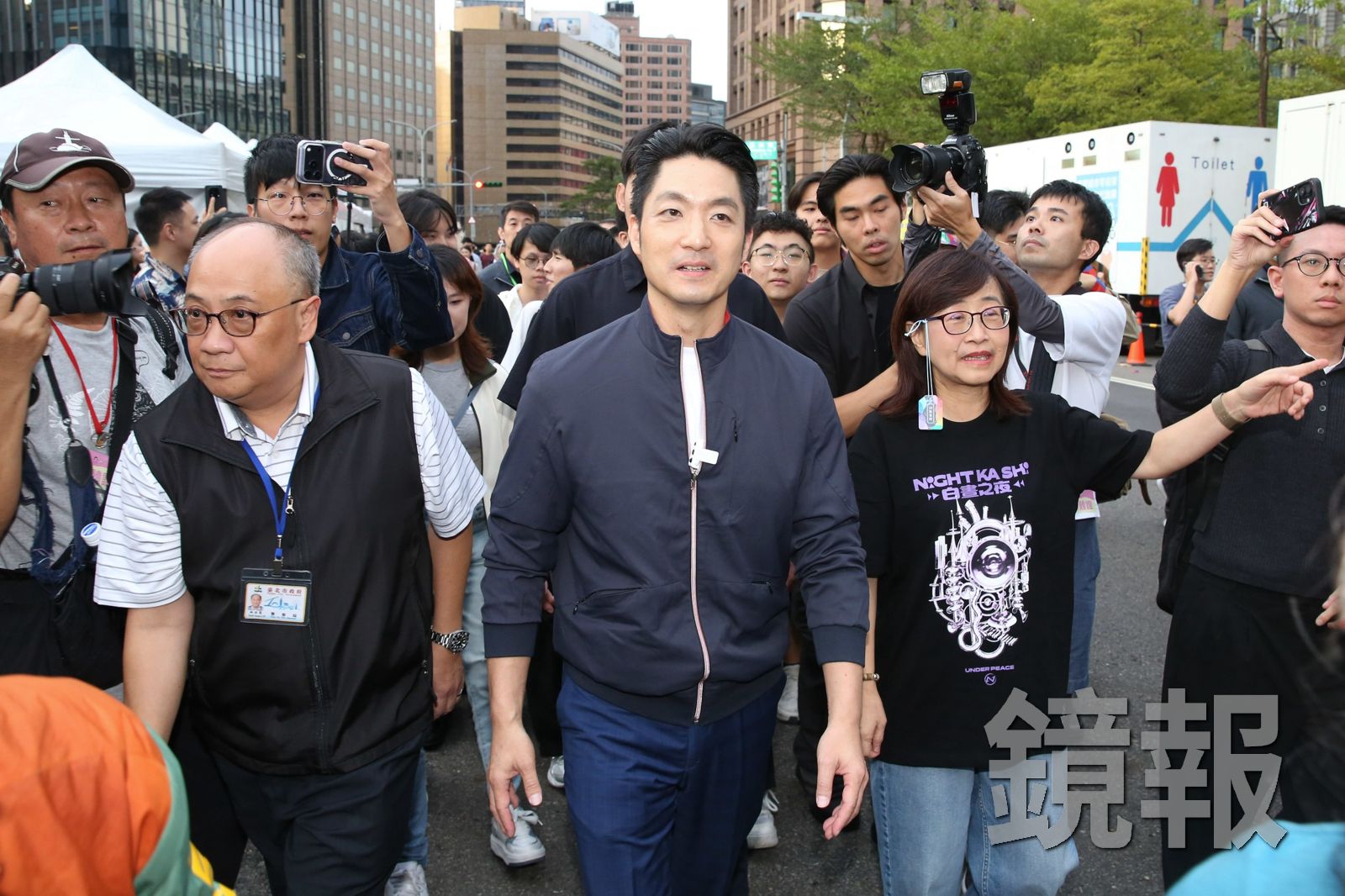 蔣萬安現身同志遊行　民眾在旁高喊「不要搜同志酒吧、台北的市長沈伯洋」抗議