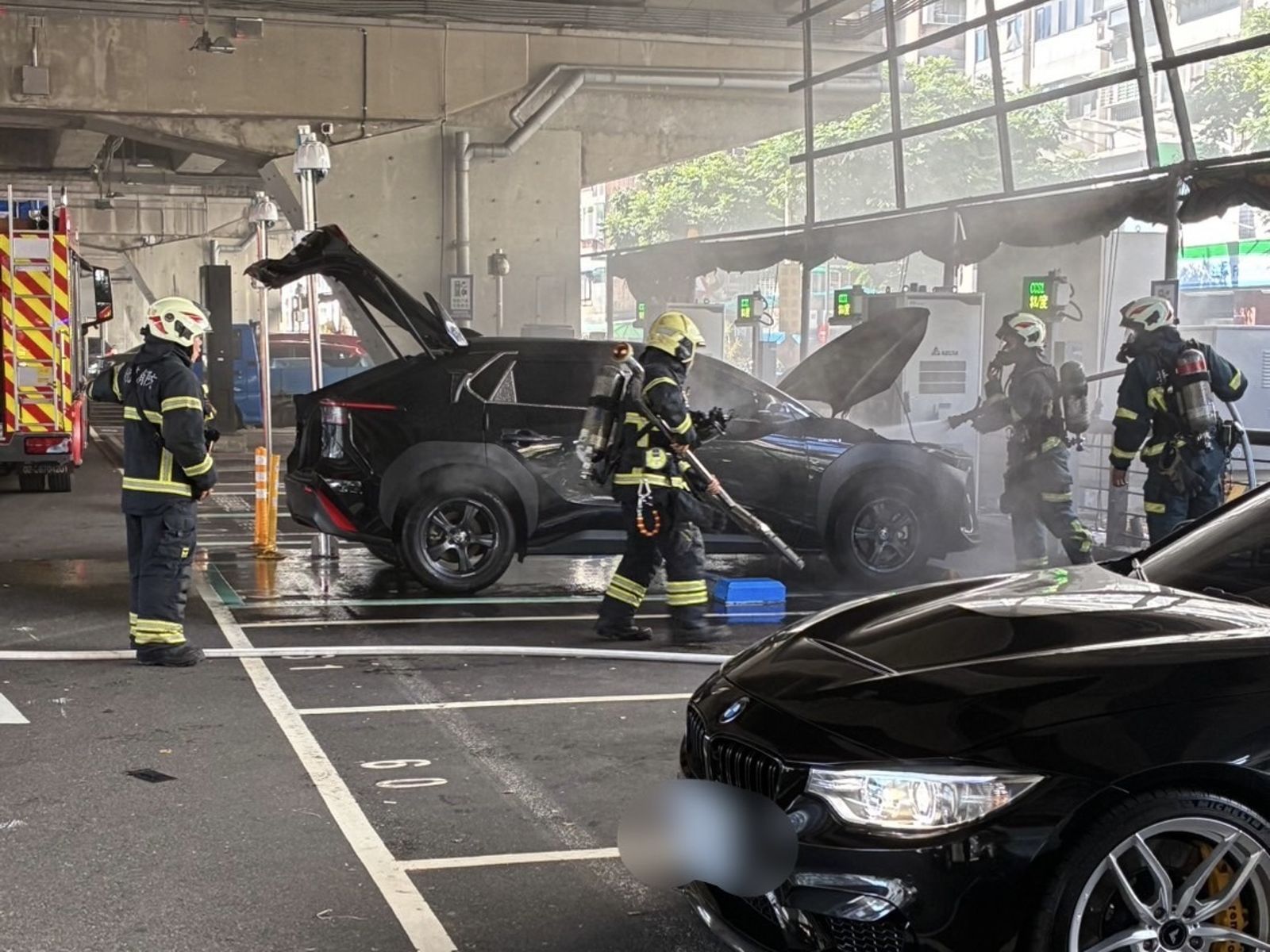 新生高架停車場驚魂!電動車充電中燒成火球 現場慘況曝...消防狂灌80分鐘才降溫