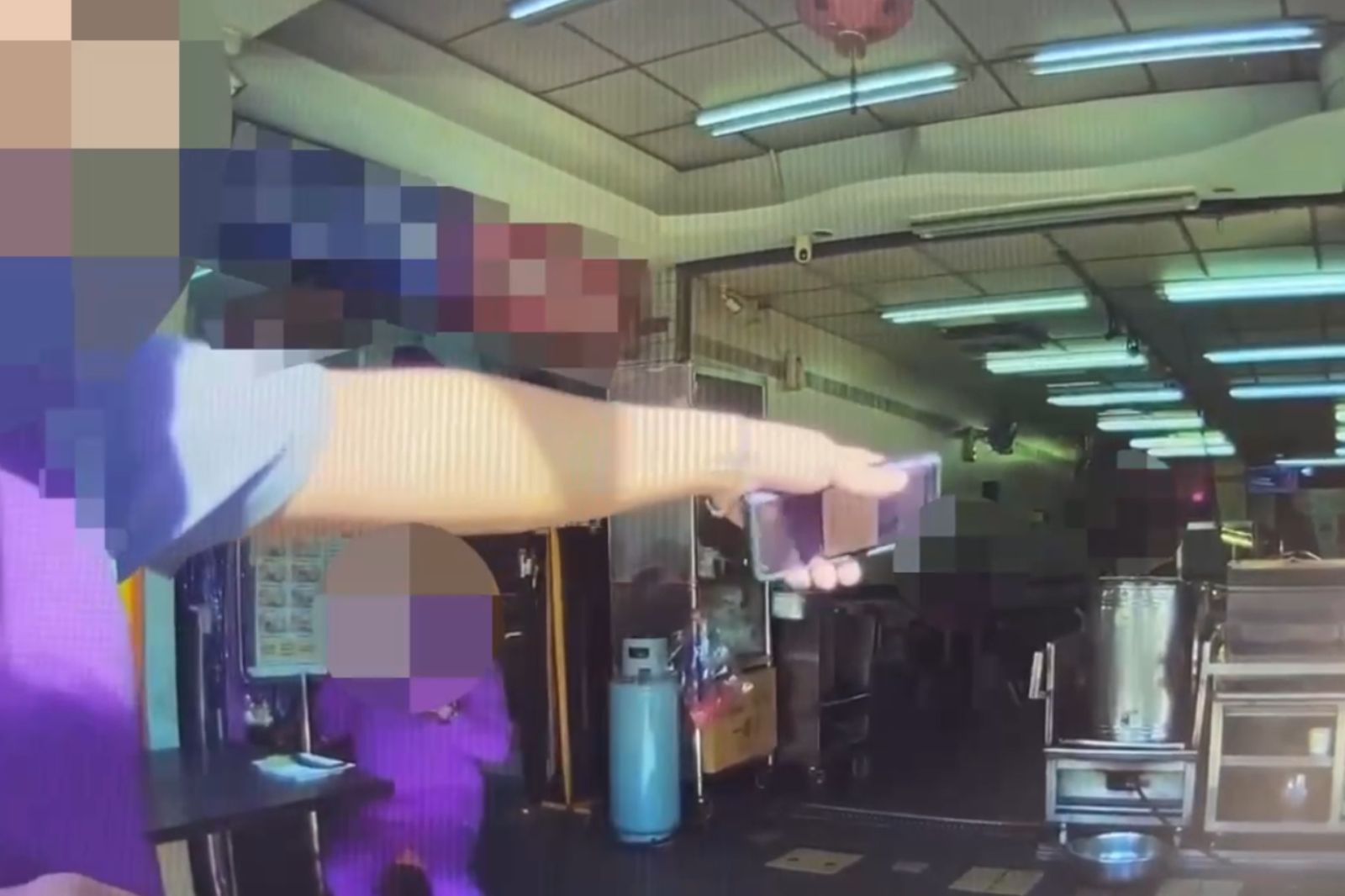 4屁孩丟洗衣球到「餐廳煎台」當場起火! 店家怒了:出事誰負責?