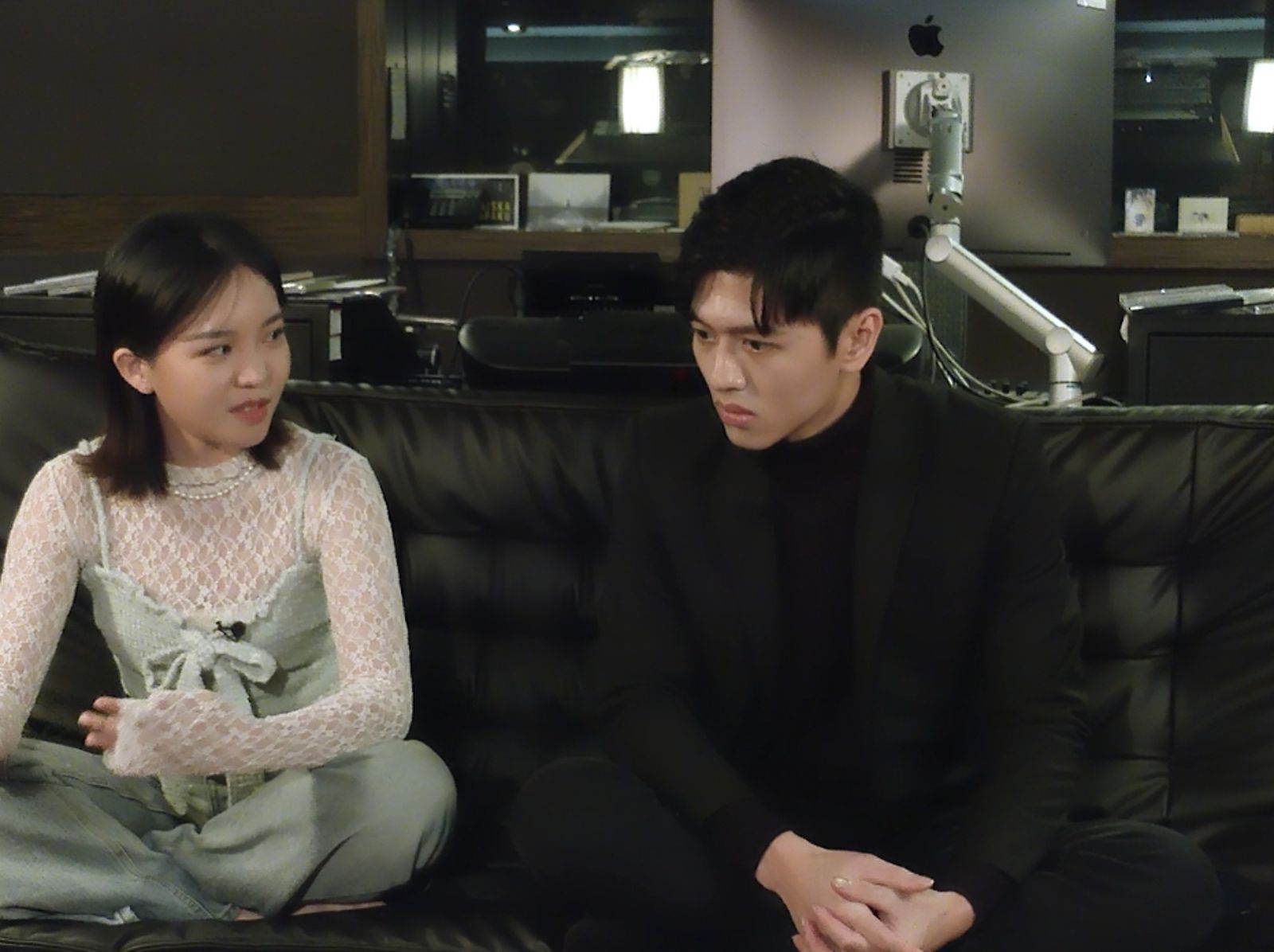 莊妍茜（左）與郭鎮奇談論約會當天的事。三立提供