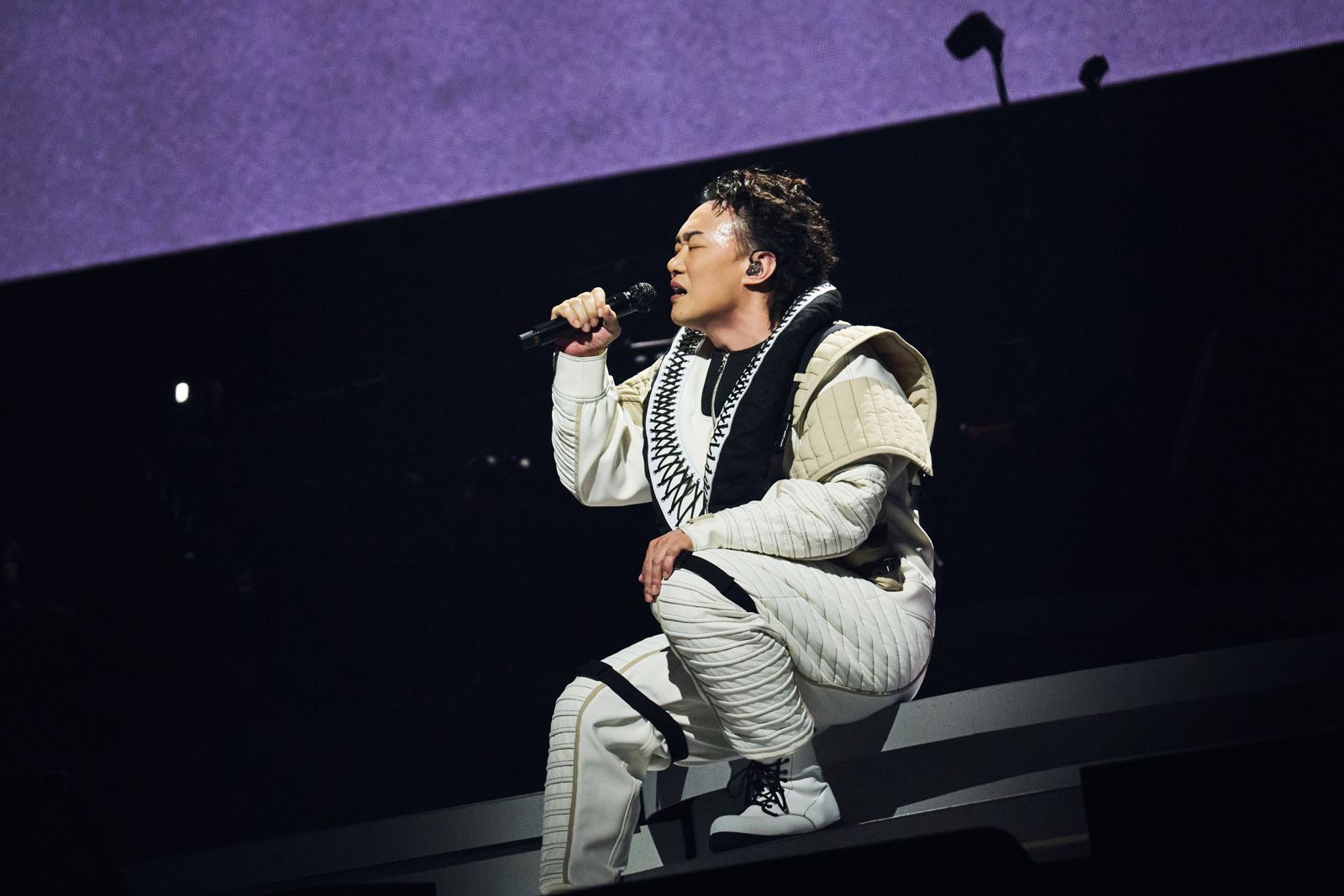 陳奕迅突掩面唱不出聲！狂咳數秒全場上萬歌迷掌聲力挺