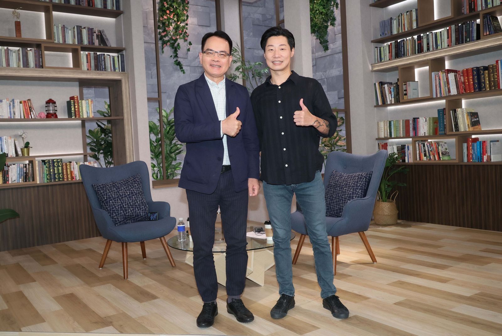 《話時代人物》主持人鄭弘儀（左）、林昶佐。三立提供