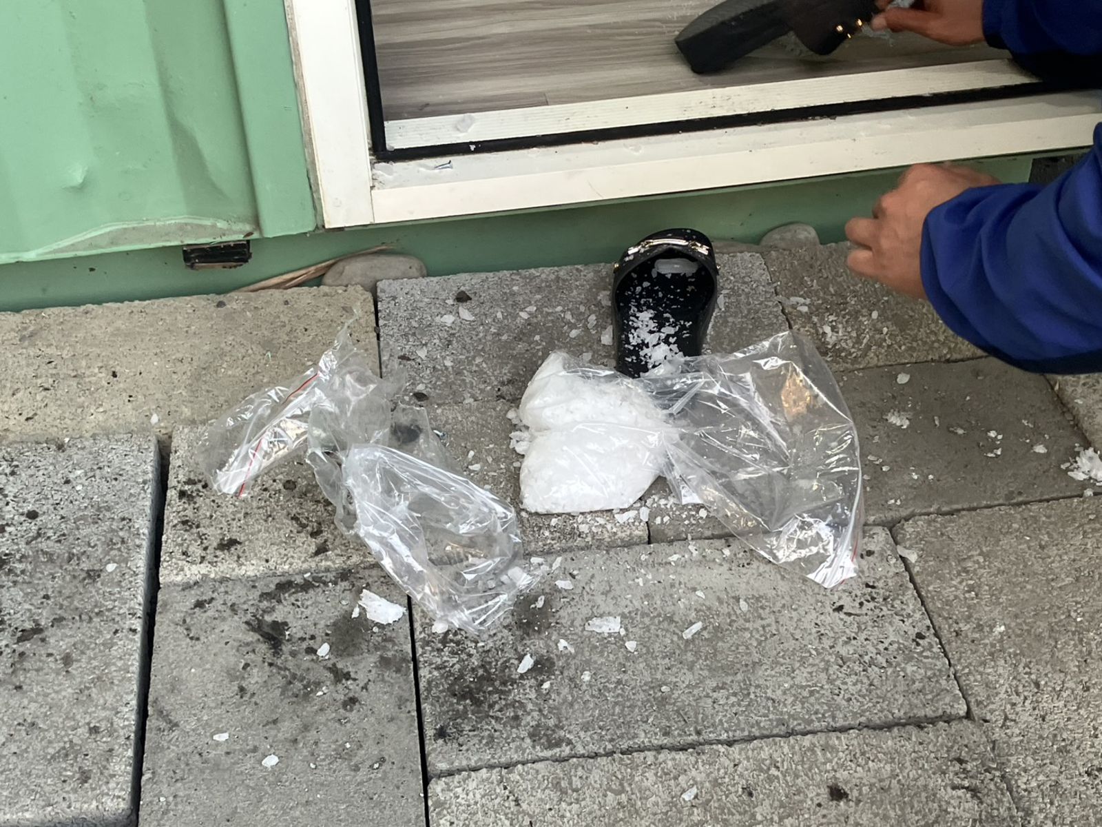 美濃偏鄉驚見毒貨櫃!情侶檔窩草叢分裝「喪屍煙彈」 1300萬毒品全抄了