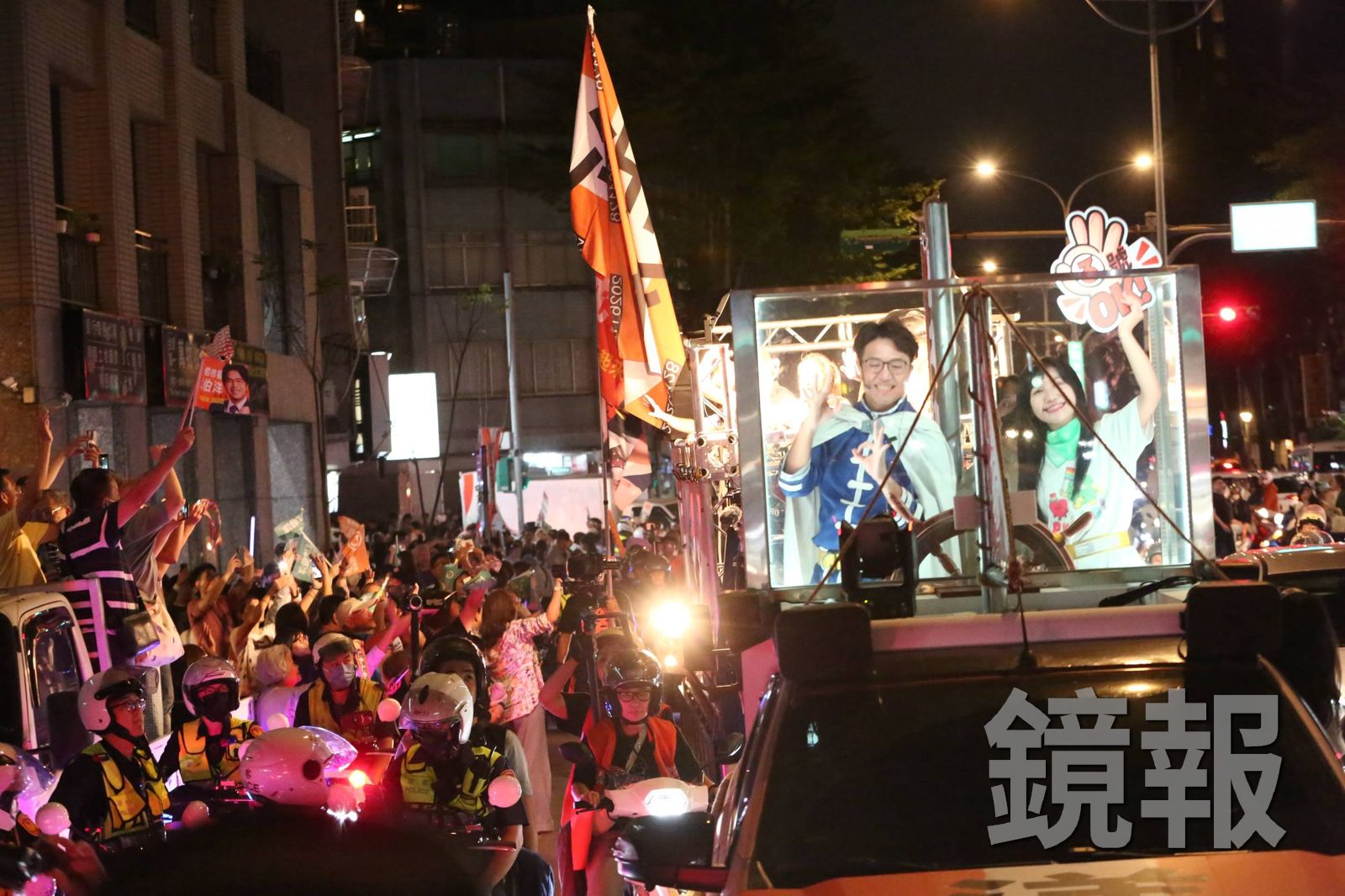 化身「勇者欣梅爾」的沈伯洋今晚前往中正、萬華車隊掃街,沿途民眾擠滿道路兩側,熱情揮手、爭相互動。攝影李鍾泉