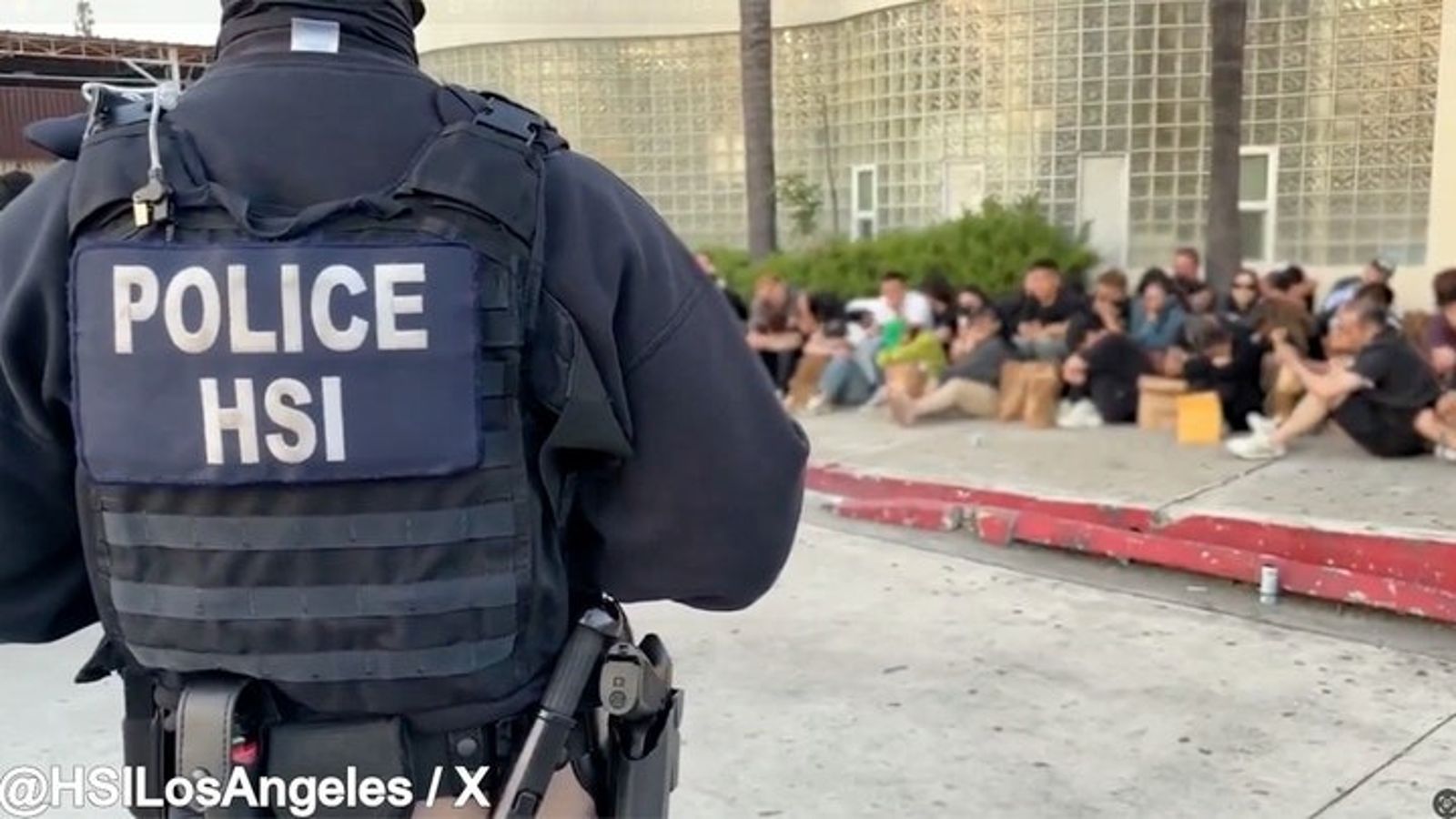 儘管官方未公布夜店的具體位置，但該場所似乎設在一棟不起眼的商業建築內。圖／翻自洛杉磯國土安全調查局X