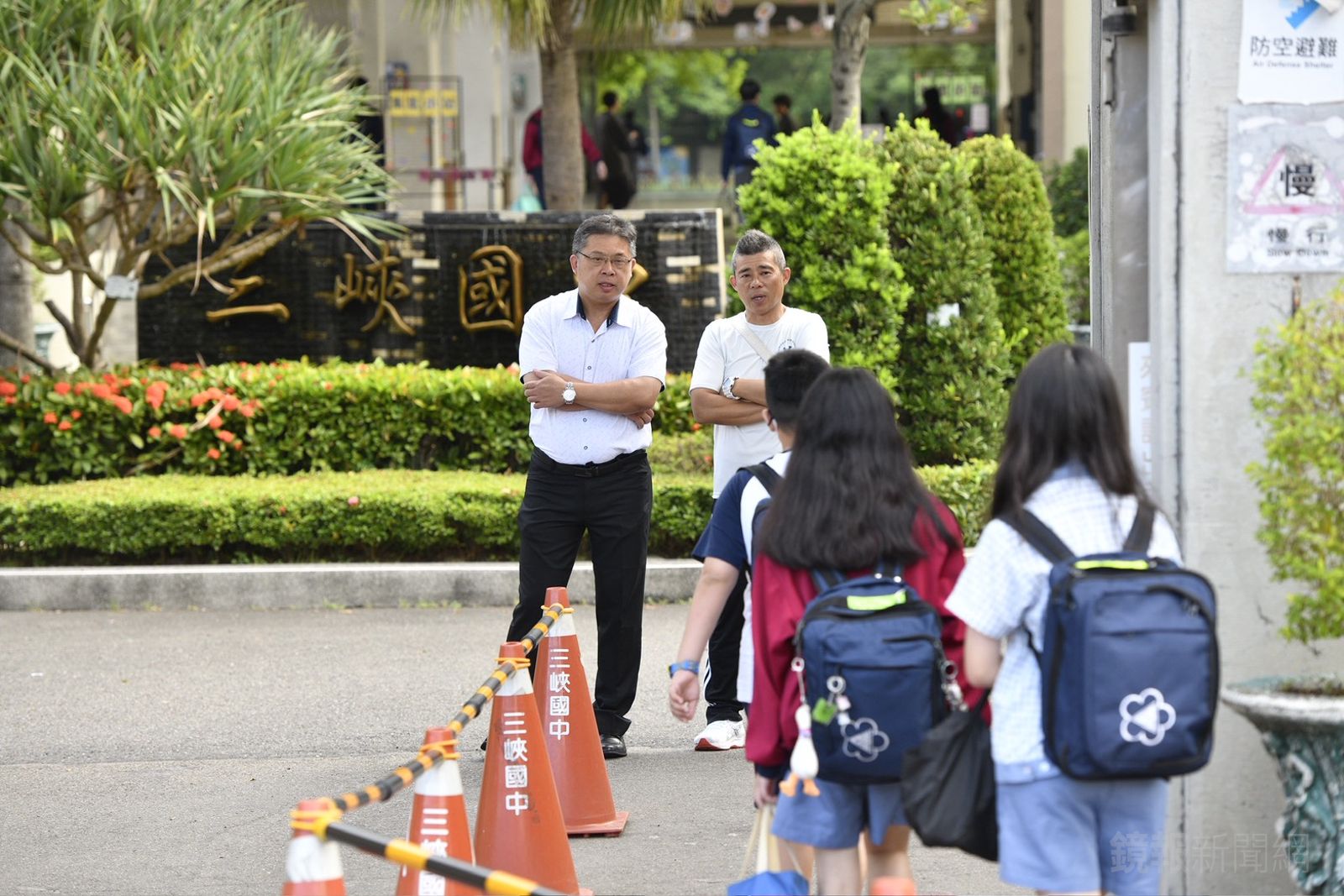 三峽國中校長林武龍特地在校門口接孩子上學，神情嚴肅。攝影李智為