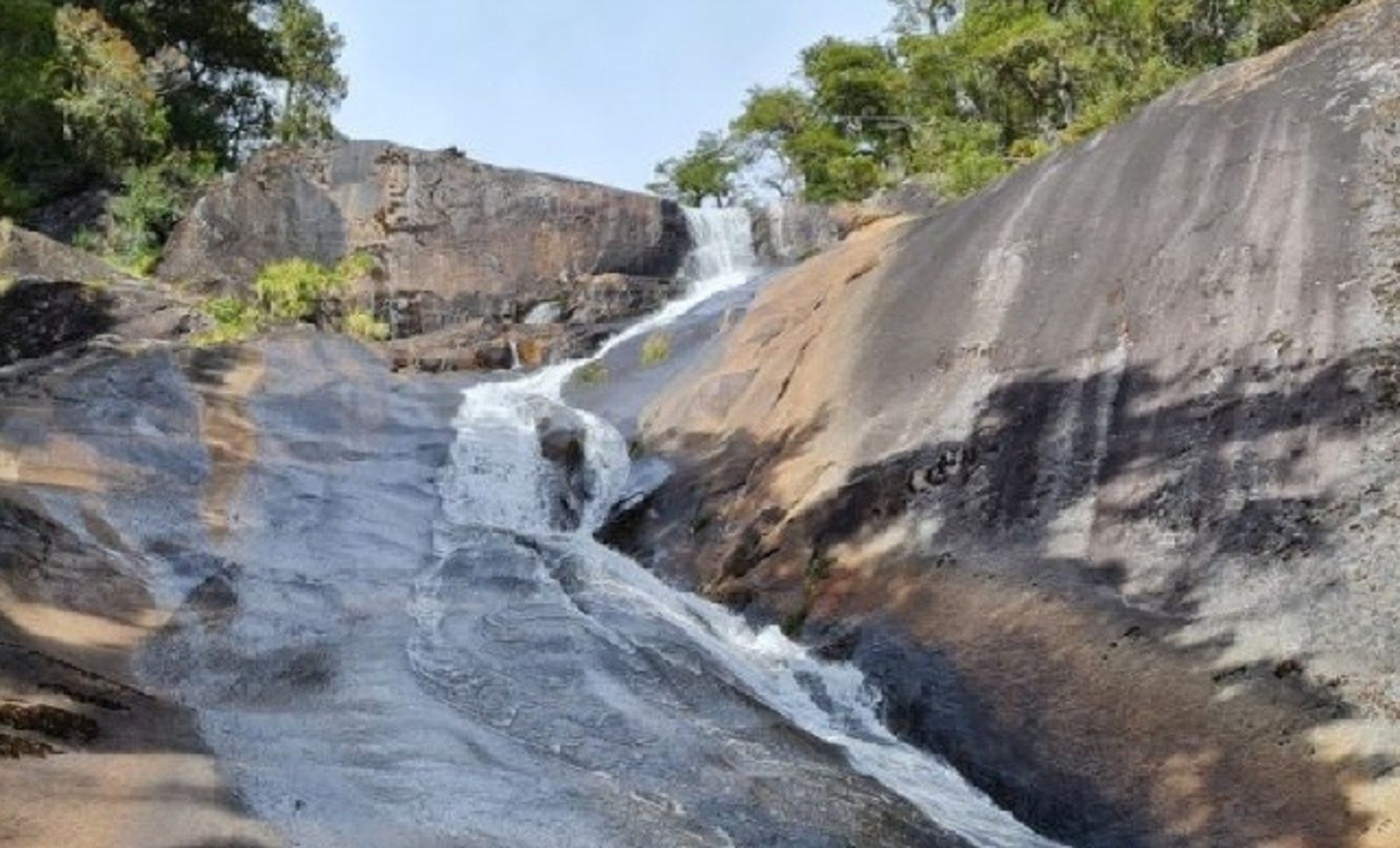 有警告也不看！59歲女把「瀑布旁岩石當滑梯」爆頭亡…國家公園無奈曝真相