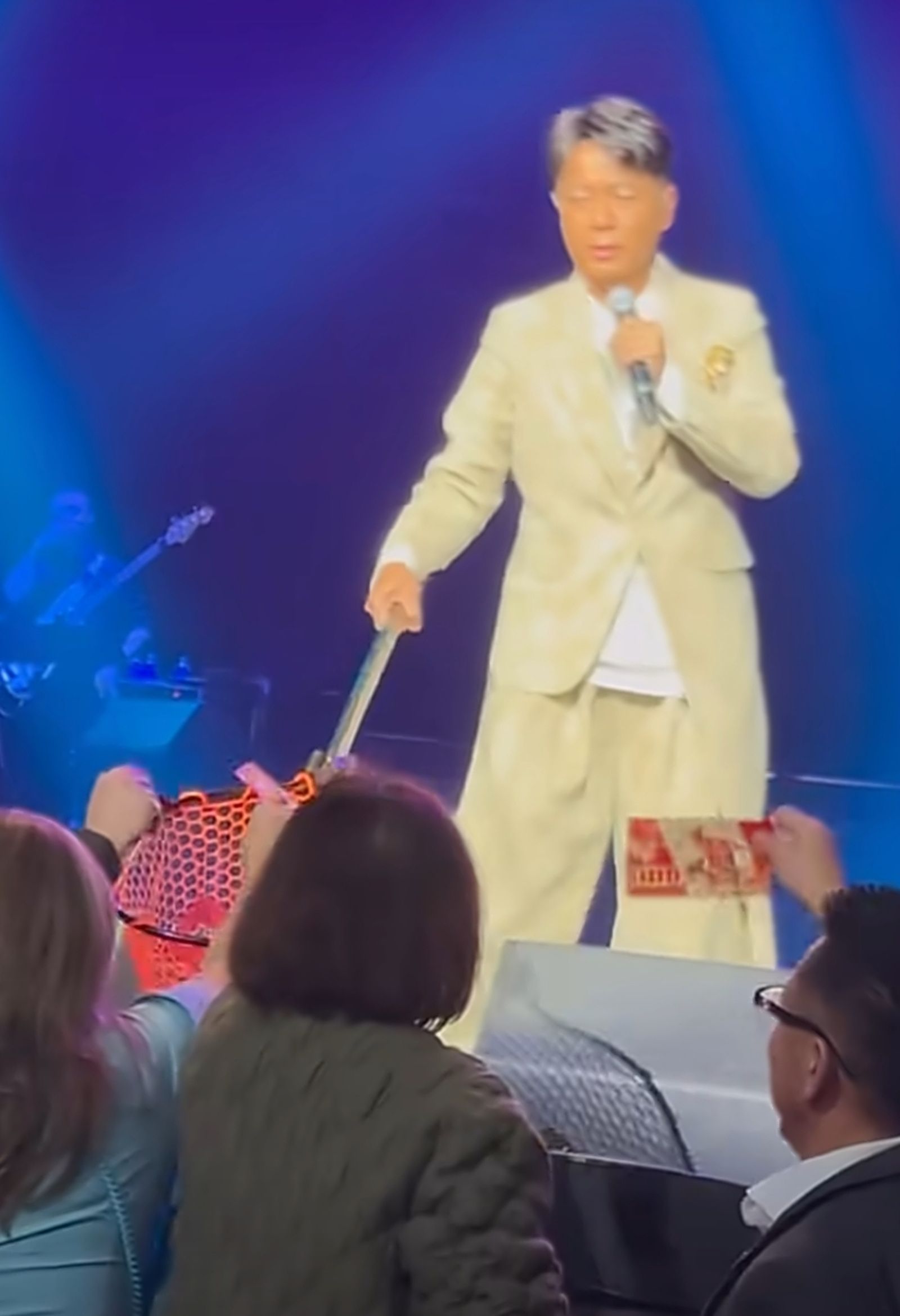 李克勤用漁網撈紅包，畫面逗趣。翻攝才丁丁微博