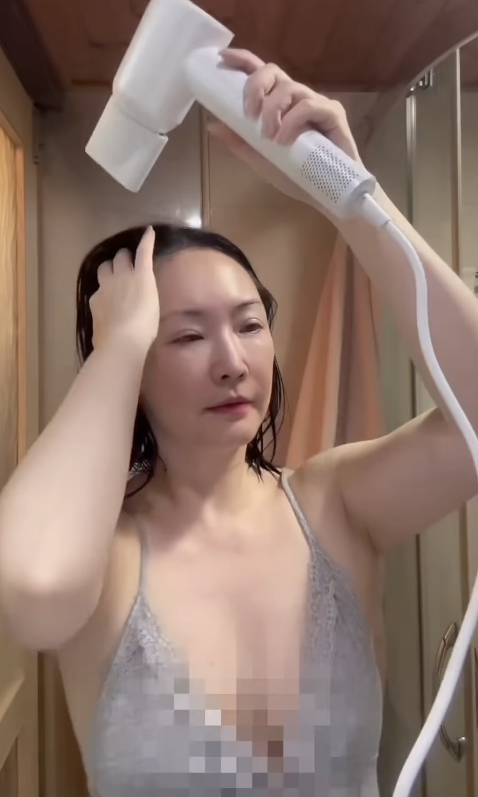 王俐人性感吹風機引發關注。翻攝IG @lisawanglijen