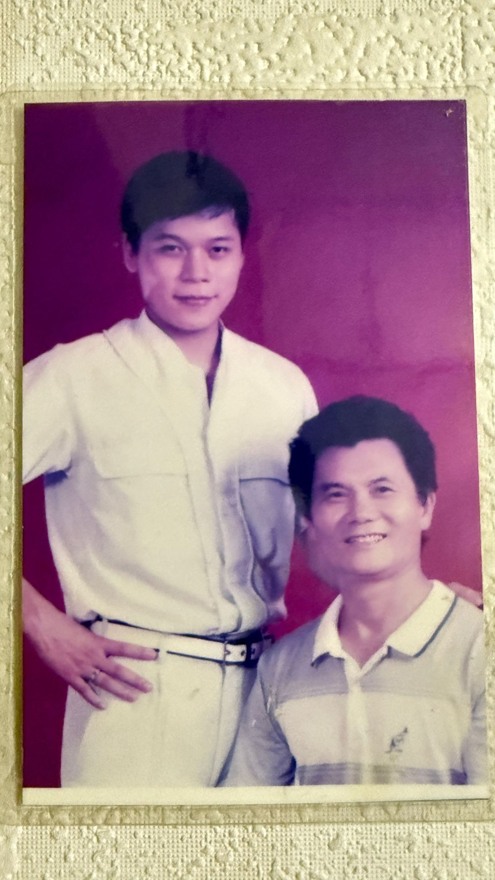 理髮店裡還留有兩人當時的合照,十多歲的洪榮宏樣貌青澀。阿爾發音樂提供