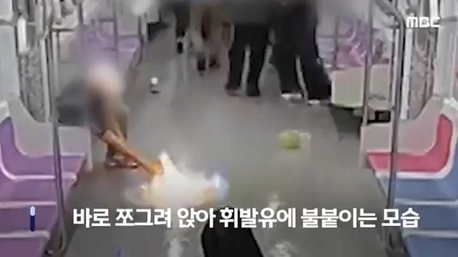 元男不顧孕婦跌倒，仍在車廂內點火。圖／翻攝自X