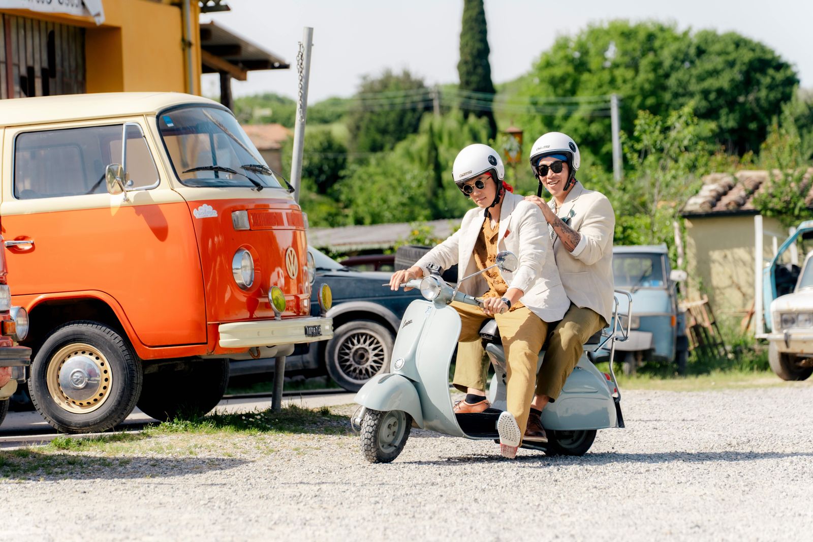 姚元浩（左起）、郭泓志騎乘義大利知名品牌「偉士牌」機車遊覽義大利風光。好看娛樂提供