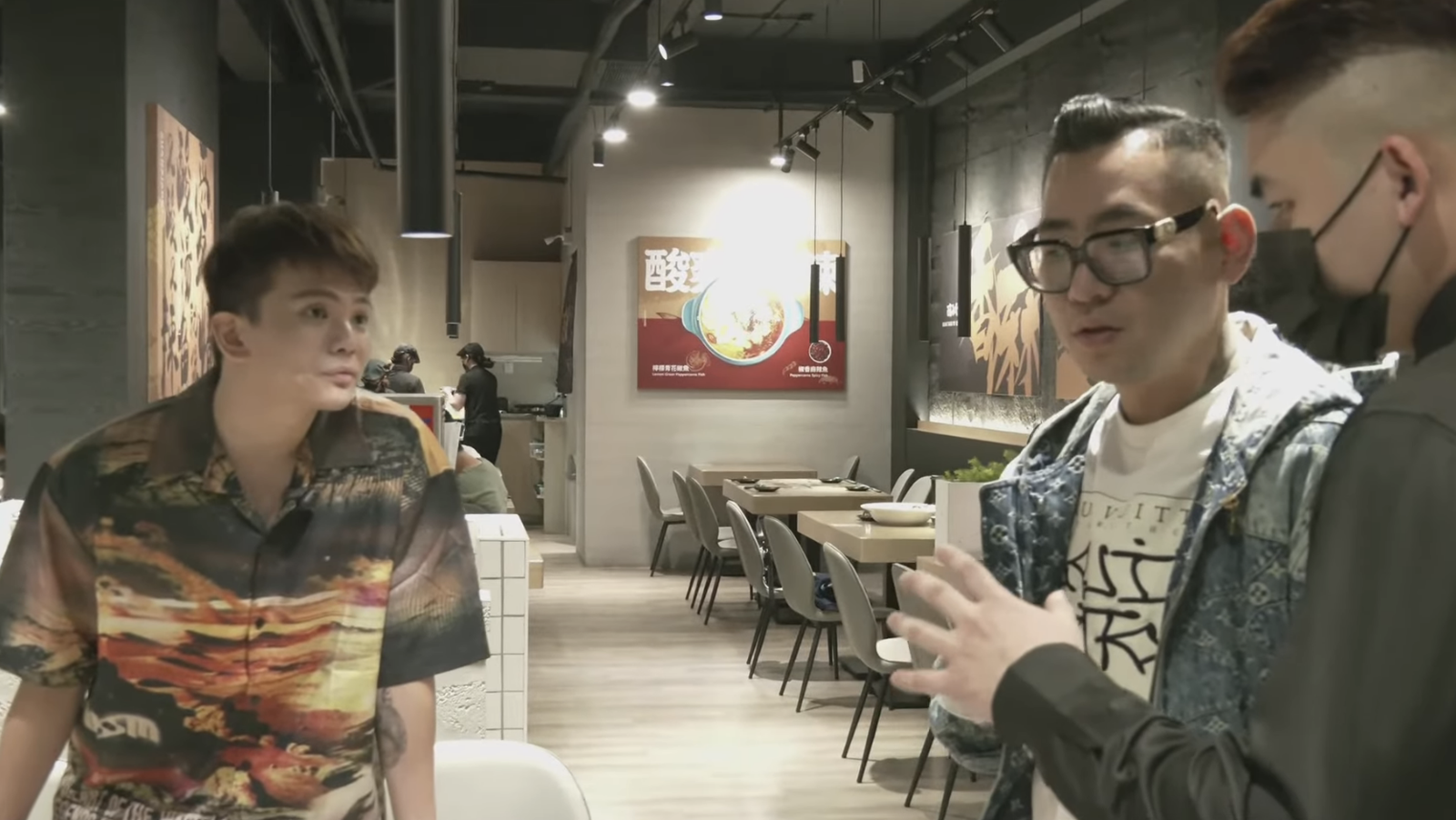 孫生直播闖「蹦闆酸菜魚」挑釁　捏爆食物、扔冰塊刁難店員