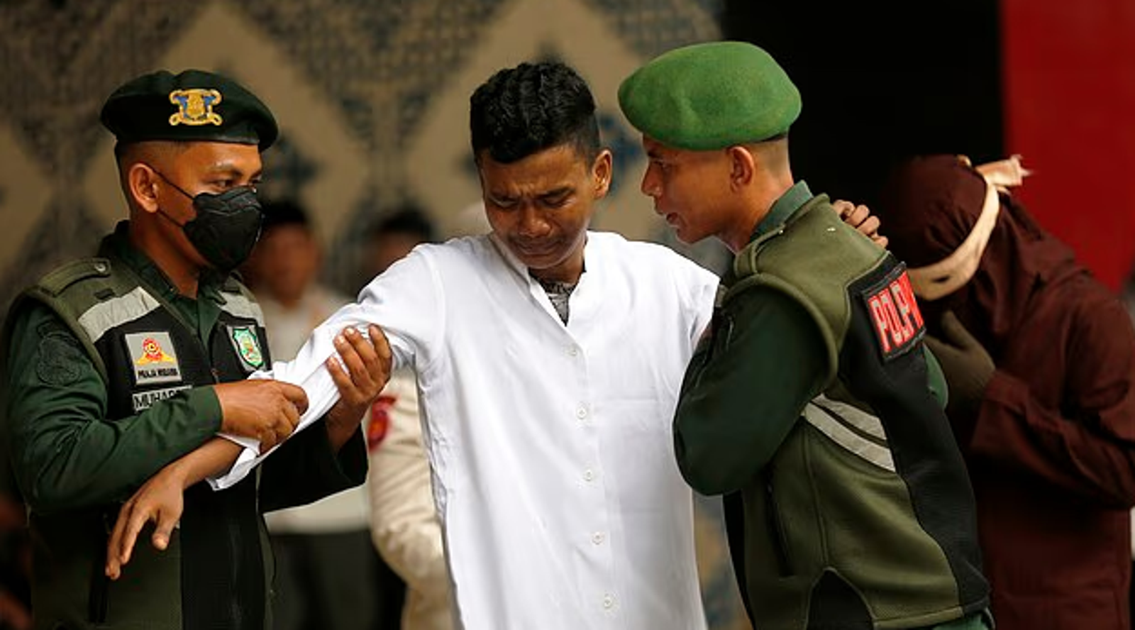 男方一度無法站立，需要有人攙扶。圖／翻自《每日郵報》