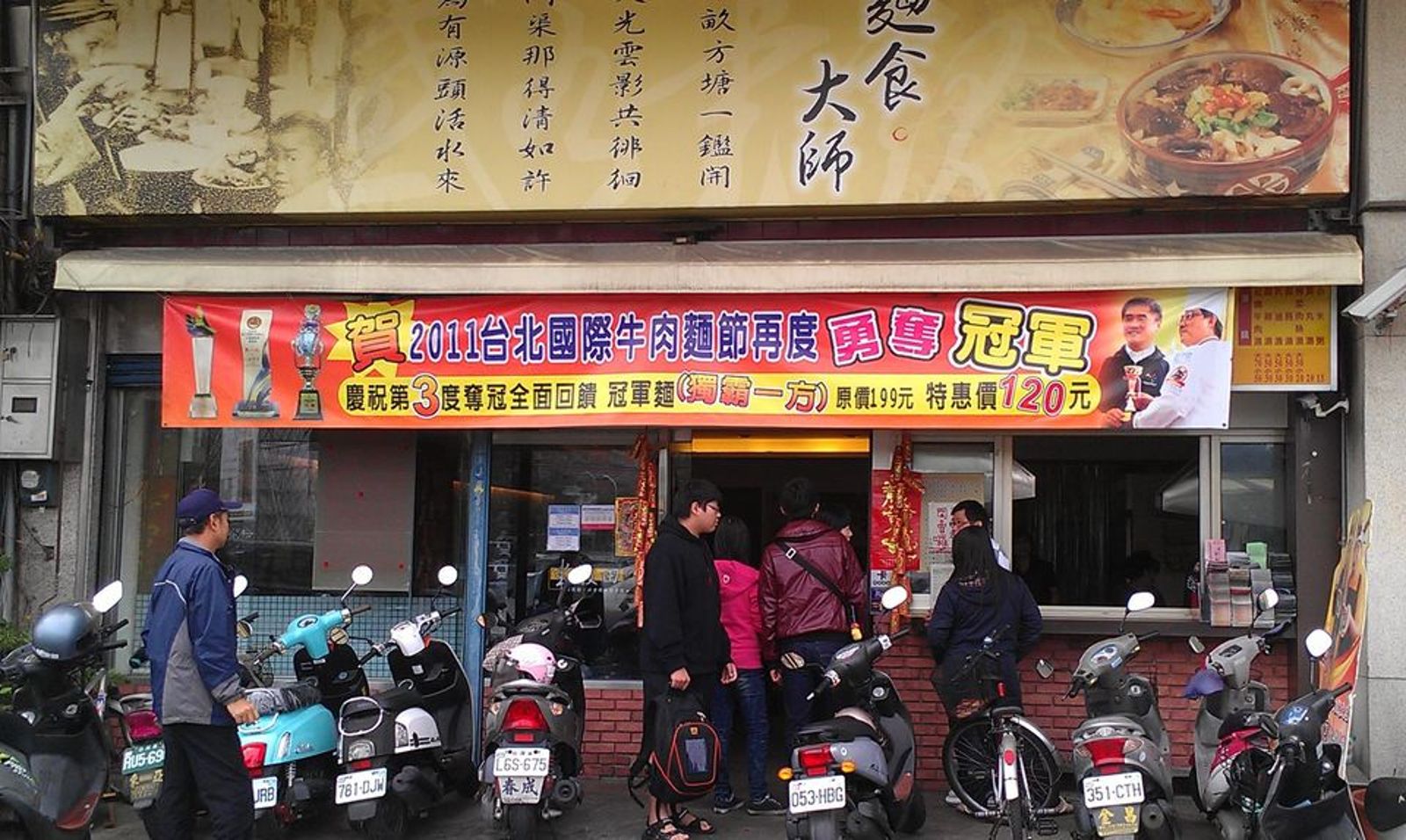 嘉義牛肉麵老店被塑膠袋荒逼到牆角　老闆：沒袋ㄟ系按怎做生意啦！