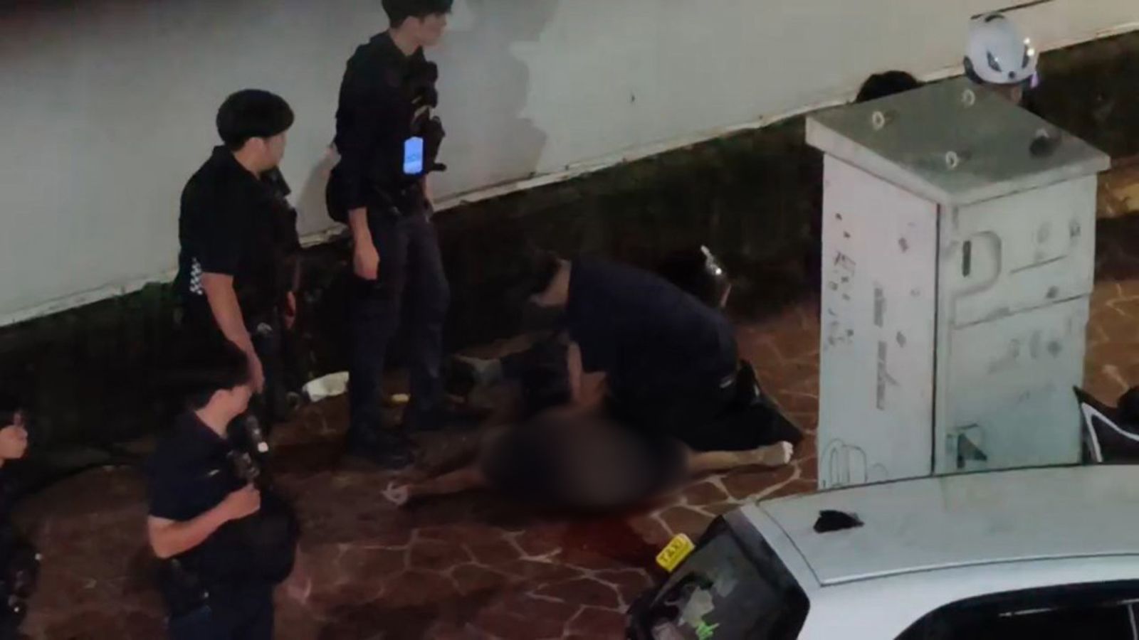 路人被撞倒失去呼吸心跳,救護人員緊急進行急救。民眾提供