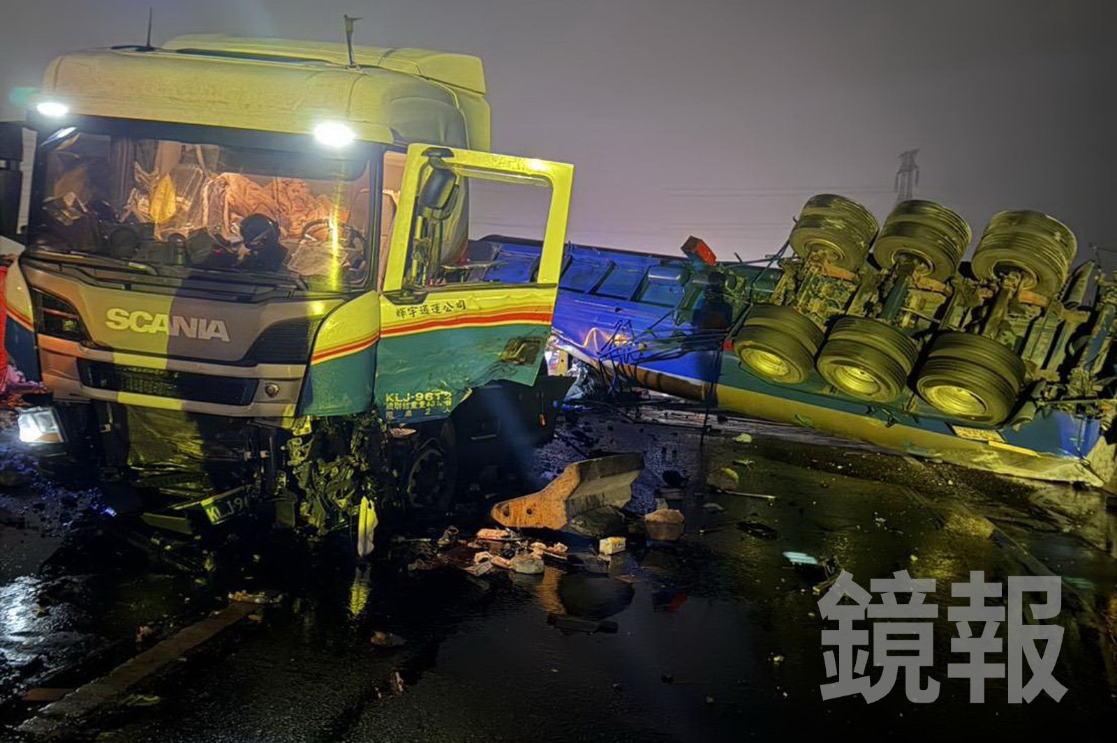 西濱「毒物外洩」全線封閉！槽車衝破護欄翻覆釀3傷　消防機器人出動救災