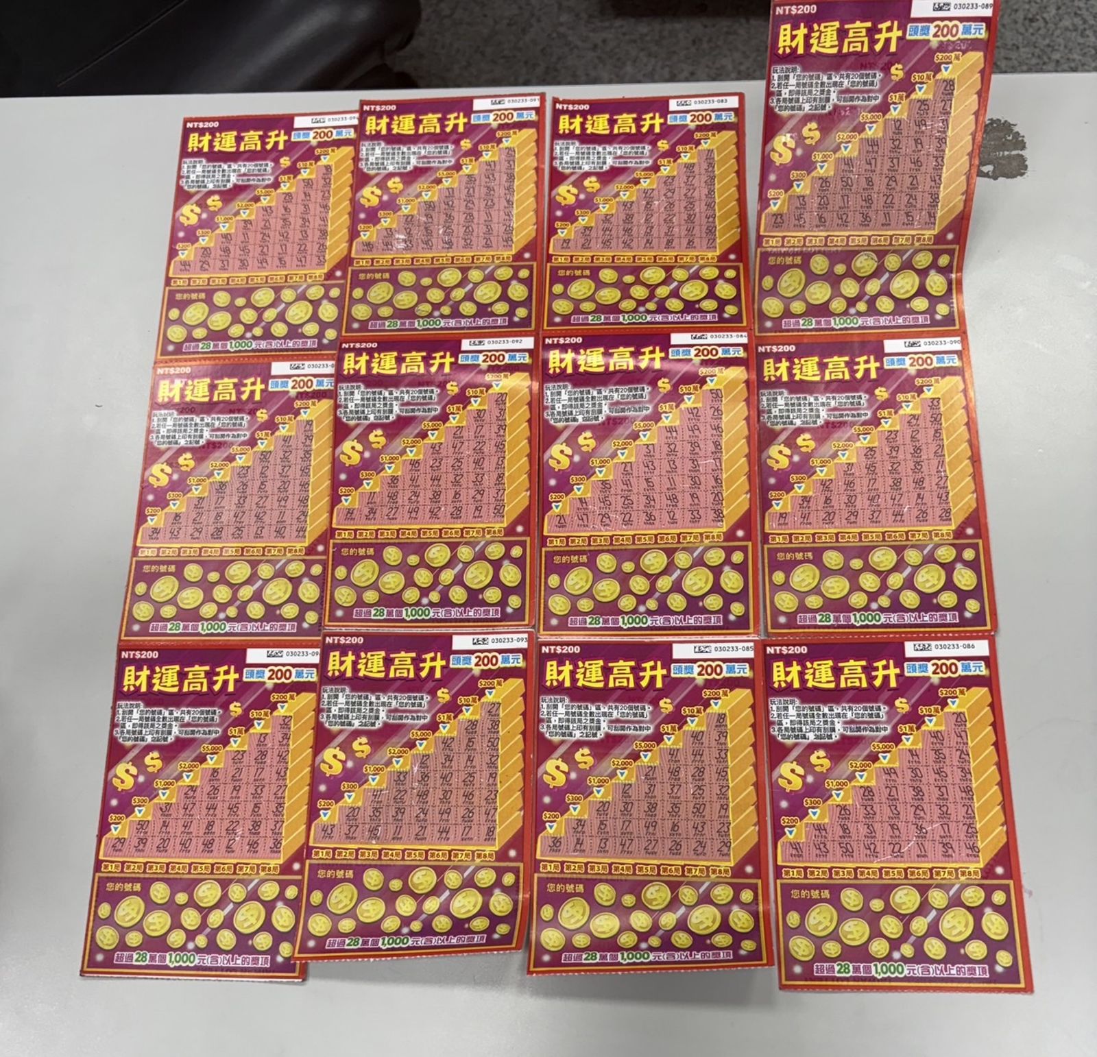 竊嫌總共偷走40張刮刮樂,總金額約8000元。翻攝畫面