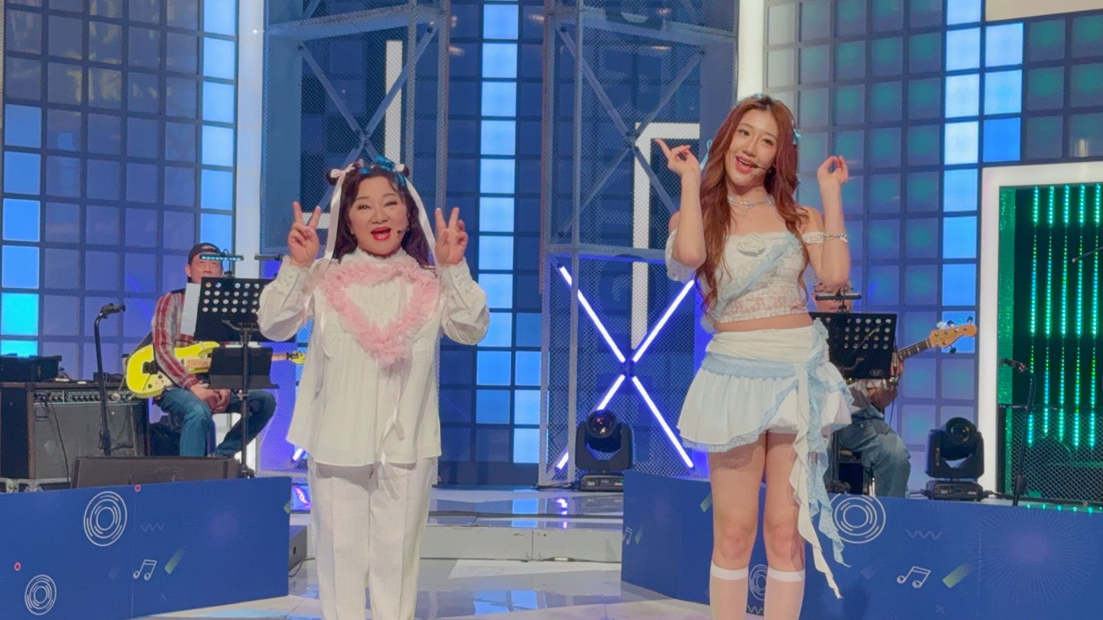 白冰冰（左）日前帶著曹晶晶上《綜藝大熱門》宣傳EP〈跳舞精靈〉。長興影視、民視提供