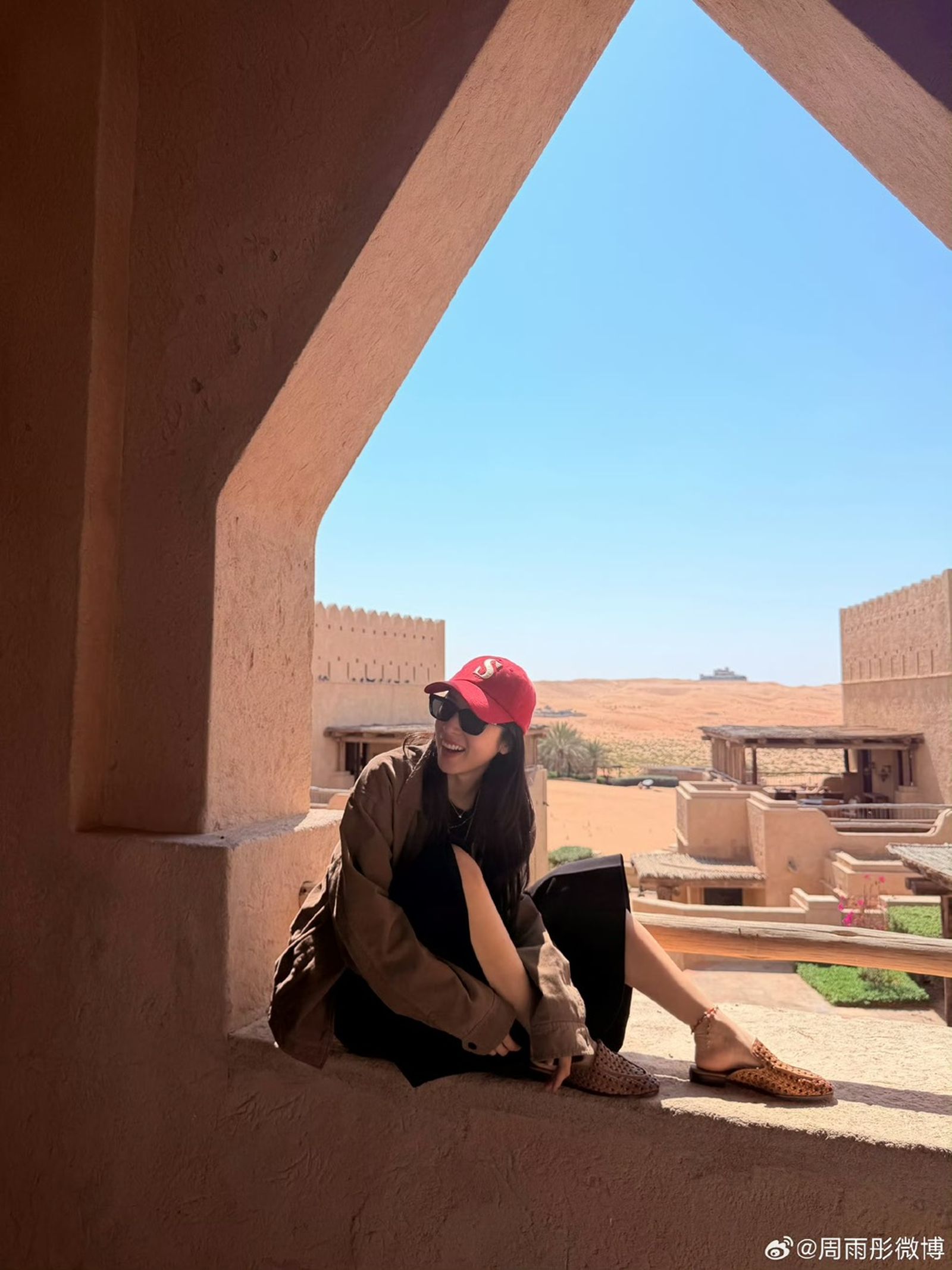 周雨彤在沙漠中拍攝美照。翻攝微博
