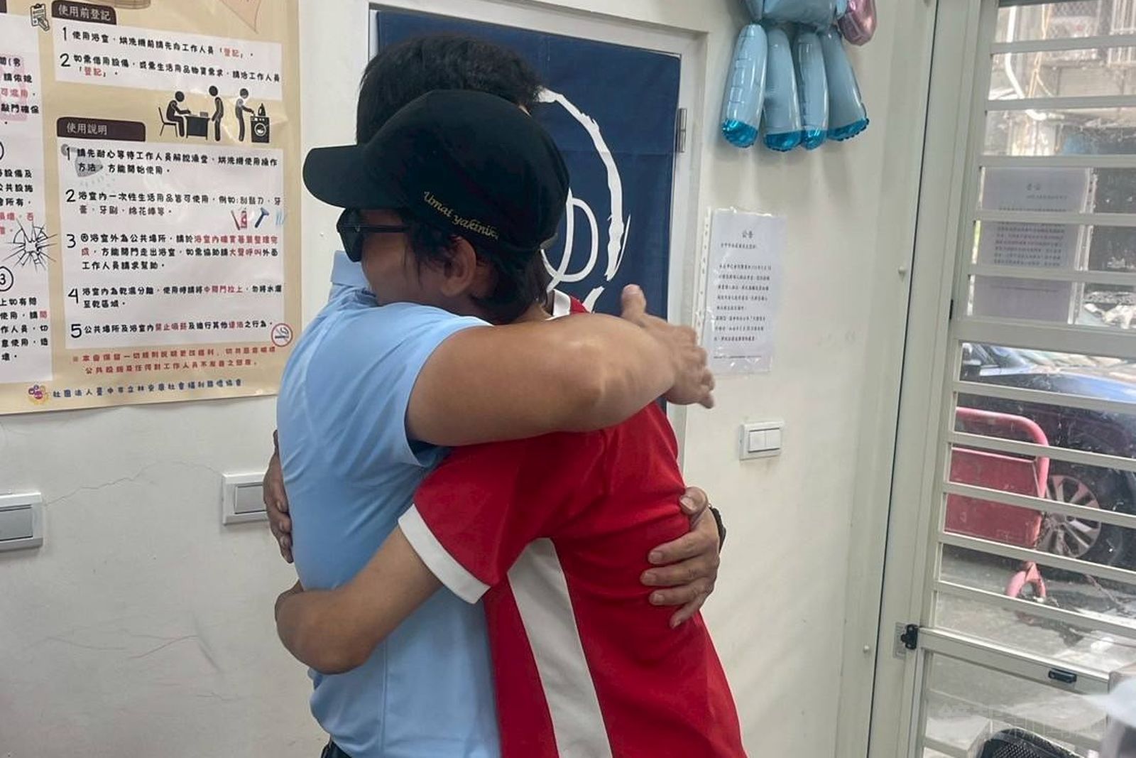 社會局將男子接到扶善之家後，緊抱里長不放。圖／蘇乙青提供