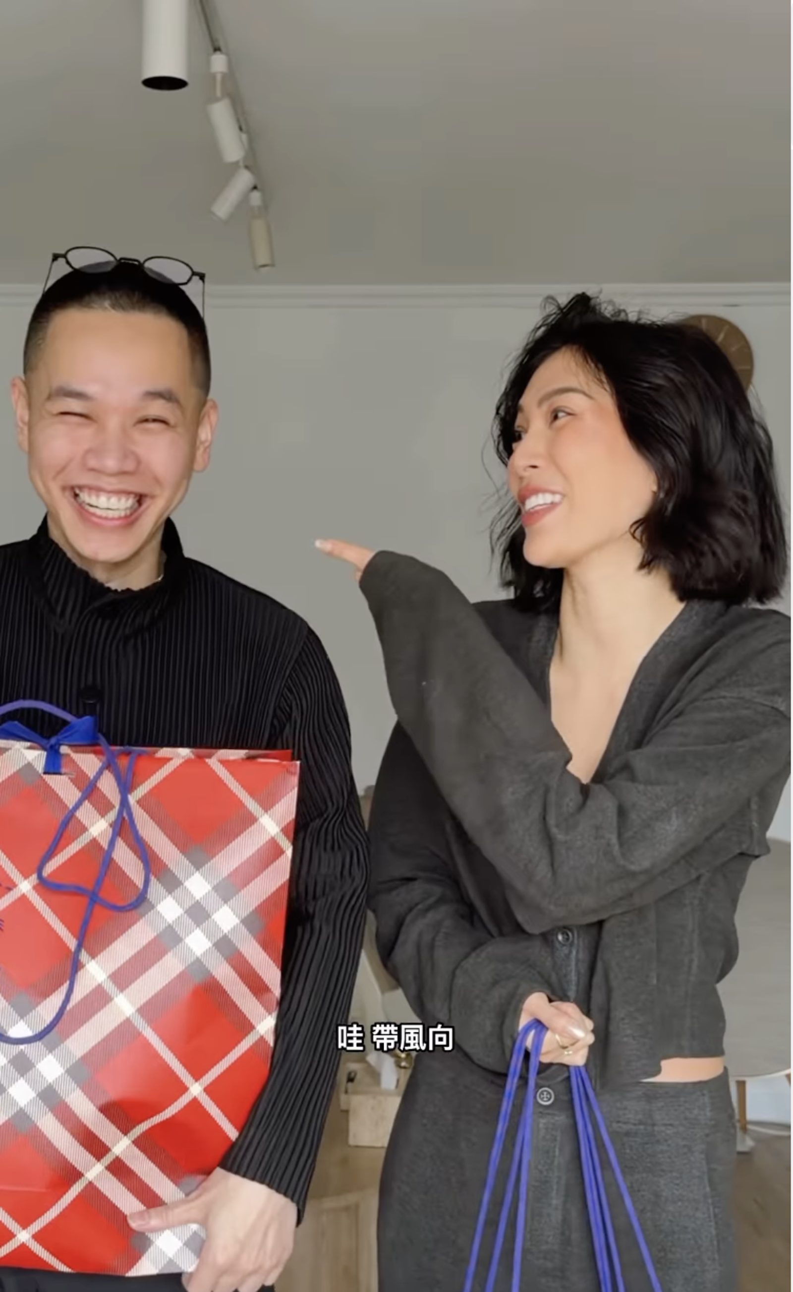 莫莉(右)與經紀人Henry經常一起拍片。翻攝IG @molly_chiang